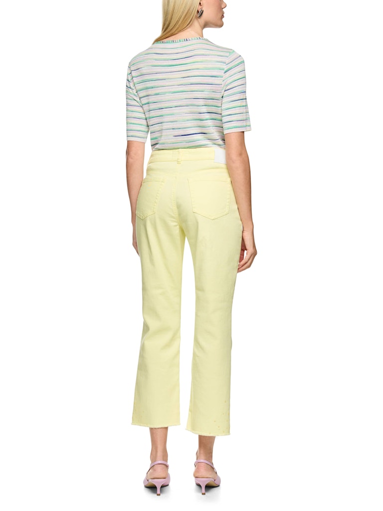 ג'ינס בגזרה קלאסית ונשית, מכותנה רכה וסטרצ'ית. מכפלת מעט מתרחבת בעיטור ניטים ובגימור פרנזים. עם סגירת כפתור ורוכסן מצופים אמייל, 5 כיסים, ולולאות לחגורה.הרכב: 98% כותנה, 2% אלסטןהדוגמנית בגובה 1.79 ולובשת מידה 3 של מארק קיין