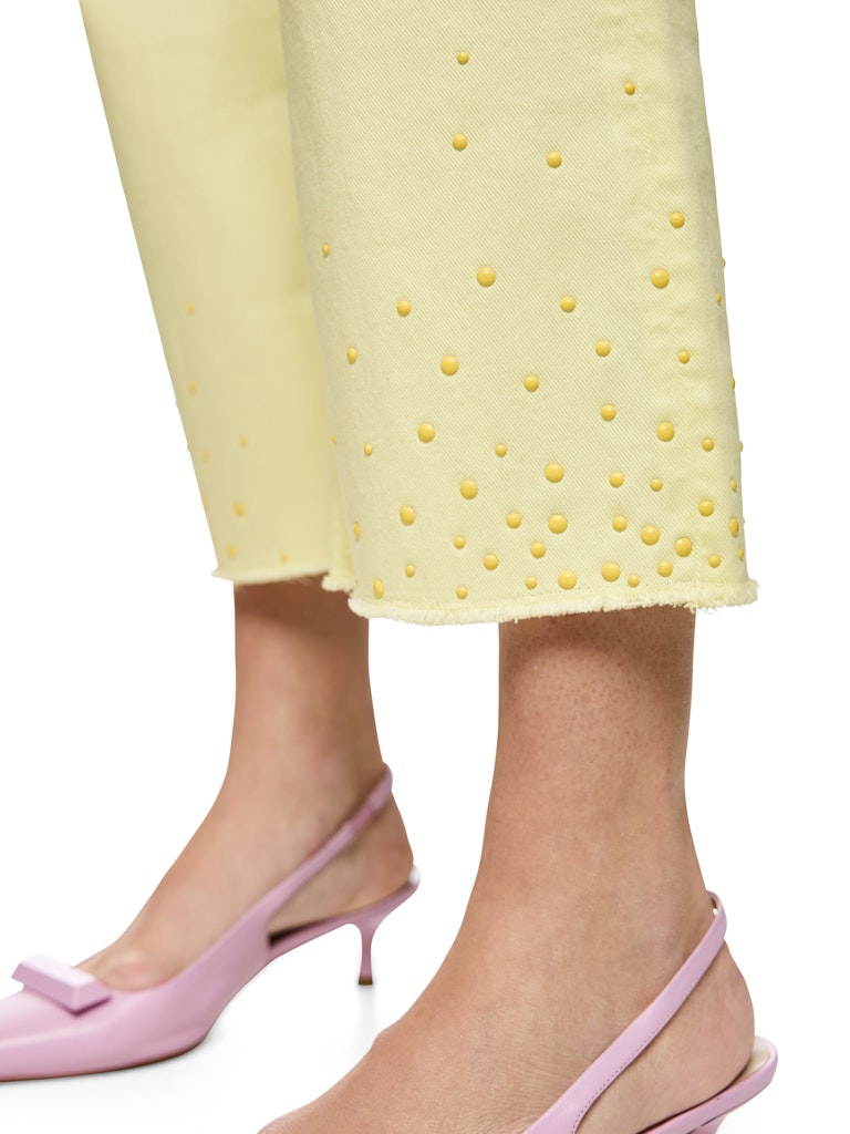 ג'ינס בגזרה קלאסית ונשית, מכותנה רכה וסטרצ'ית. מכפלת מעט מתרחבת בעיטור ניטים ובגימור פרנזים. עם סגירת כפתור ורוכסן מצופים אמייל, 5 כיסים, ולולאות לחגורה.הרכב: 98% כותנה, 2% אלסטןהדוגמנית בגובה 1.79 ולובשת מידה 3 של מארק קיין