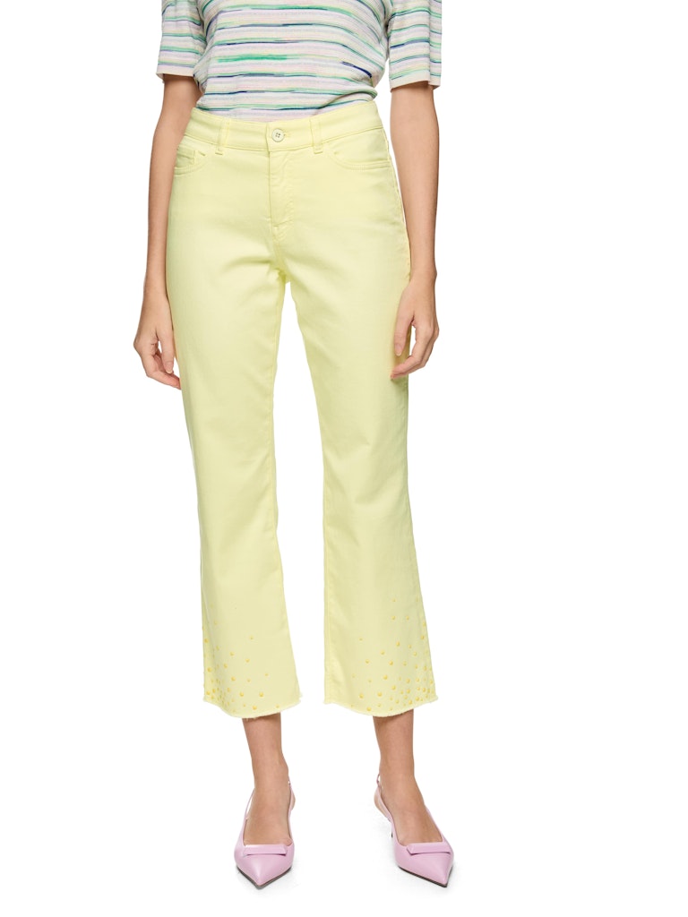 ג'ינס בגזרה קלאסית ונשית, מכותנה רכה וסטרצ'ית. מכפלת מעט מתרחבת בעיטור ניטים ובגימור פרנזים. עם סגירת כפתור ורוכסן מצופים אמייל, 5 כיסים, ולולאות לחגורה.הרכב: 98% כותנה, 2% אלסטןהדוגמנית בגובה 1.79 ולובשת מידה 3 של מארק קיין