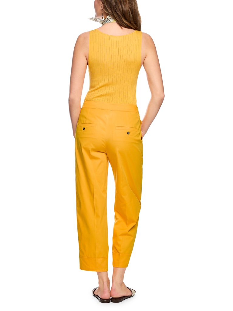 מכנסיים בגזרת Relaxed fit נינוחה ואופנתית, עשויים בד קליל מתערובת כותנה אלסטית. עם מותן בגובה סטנדרטי, ומכפלת בגובה הקרסול, שני כיסי צד, דיטייל פסי גיהוץ מודגשים, וסגירה באמצעות רוכסן וכפתור דקורטיבי.הרכב: 73% כותנה, 23% פוליאמיד, 4% אלסטןהדוגמנית בגובה 1.79 ולובשת מידה 3 של מארק קיין