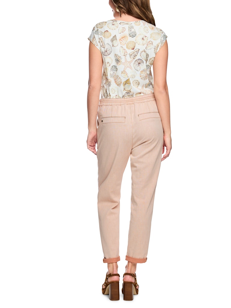 מכנסי ג'ינס בגזרת Relaxed fit, קלאסית ונוחה, מבד כותנה אלסטי ורך. עם רגל ישרה, מכפלת בגובה הקרסול, ומותן בגובה סטנדרטי עם גומי בגב. שני כיסי צד, לולאות לחגורה, וסגירה באמצעות רוכסן וכפתור.הרכב: 98% כותנה, 2% אלסטןהדוגמנית בגובה 1.79 ולובשת מידה 3 של מארק קיין