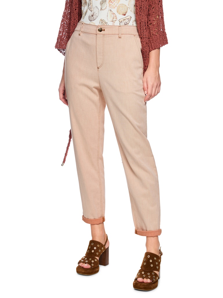 מכנסי ג'ינס בגזרת Relaxed fit, קלאסית ונוחה, מבד כותנה אלסטי ורך. עם רגל ישרה, מכפלת בגובה הקרסול, ומותן בגובה סטנדרטי עם גומי בגב. שני כיסי צד, לולאות לחגורה, וסגירה באמצעות רוכסן וכפתור.הרכב: 98% כותנה, 2% אלסטןהדוגמנית בגובה 1.79 ולובשת מידה 3 של מארק קיין