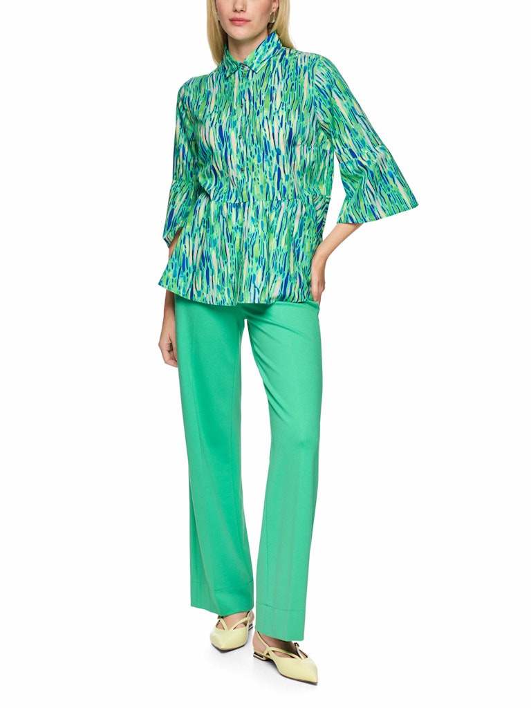 חולצה מכופתרת בגזרה רחבה ומחוייטת, עשויה כותנה קלה ונעימה. צללית נשית עם סיומת פפלום מתרחבת, שרוולי פעמון באורך ¾, צווארון קלאסי, וסגירת כפתורים לכל האורך.הרכב: 100% כותנההדוגמנית בגובה 1.79 ולובשת מידה 3 של מארק קיין