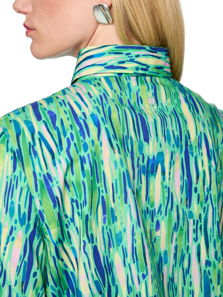 חולצה מכופתרת בגזרה רחבה ומחוייטת, עשויה כותנה קלה ונעימה. צללית נשית עם סיומת פפלום מתרחבת, שרוולי פעמון באורך ¾, צווארון קלאסי, וסגירת כפתורים לכל האורך.הרכב: 100% כותנההדוגמנית בגובה 1.79 ולובשת מידה 3 של מארק קיין