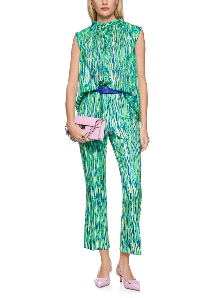 חולצה ללא שרוולים בגזרה רחבה, מבד קליל ואוורירי. עם צווארון קולר בגימור מסולסל, וסגירת כפתורים לכל האורך.הרכב: 100% פוליאסטרהדוגמנית בגובה 1.79 ולובשת מידה 3 של מארק קיין