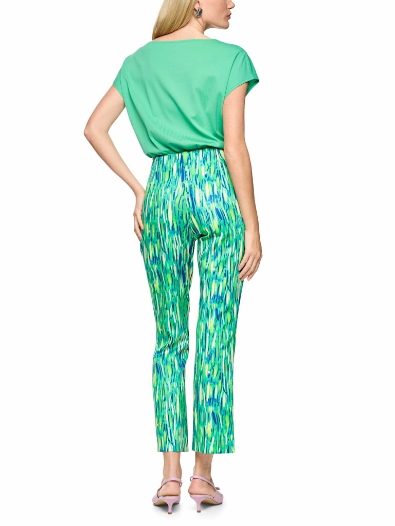 מכנסיים בגזרה קלאסית ונשית, מבד גרז'י סקובה נוח וגמיש. מכפלת מעט מתרחבת בגובה הקרסול. גומי פנימי במותן, סגירת כפתור ורוכסן, ולולאות לחגורה.הרכב: 91% כותנה, 9% אלסטןהדוגמנית בגובה 1.79 ולובשת מידה 3 של מארק קיין