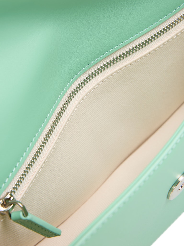 תיק עור קטן ואלגנטי, בצורה מלבנית, עם רצועת אחיזה בעיצוב שרשרת מתכתית, רצועת כתף נשלפת ומתכווננת, תא פנימי קטן עם רוכסן, וסגירה באמצעות אבזם מתכתי.מידות: 12*5*24 ס"מהרכב: 100% עור, בטנה: 80% כותנה, 20% פוליאסטר