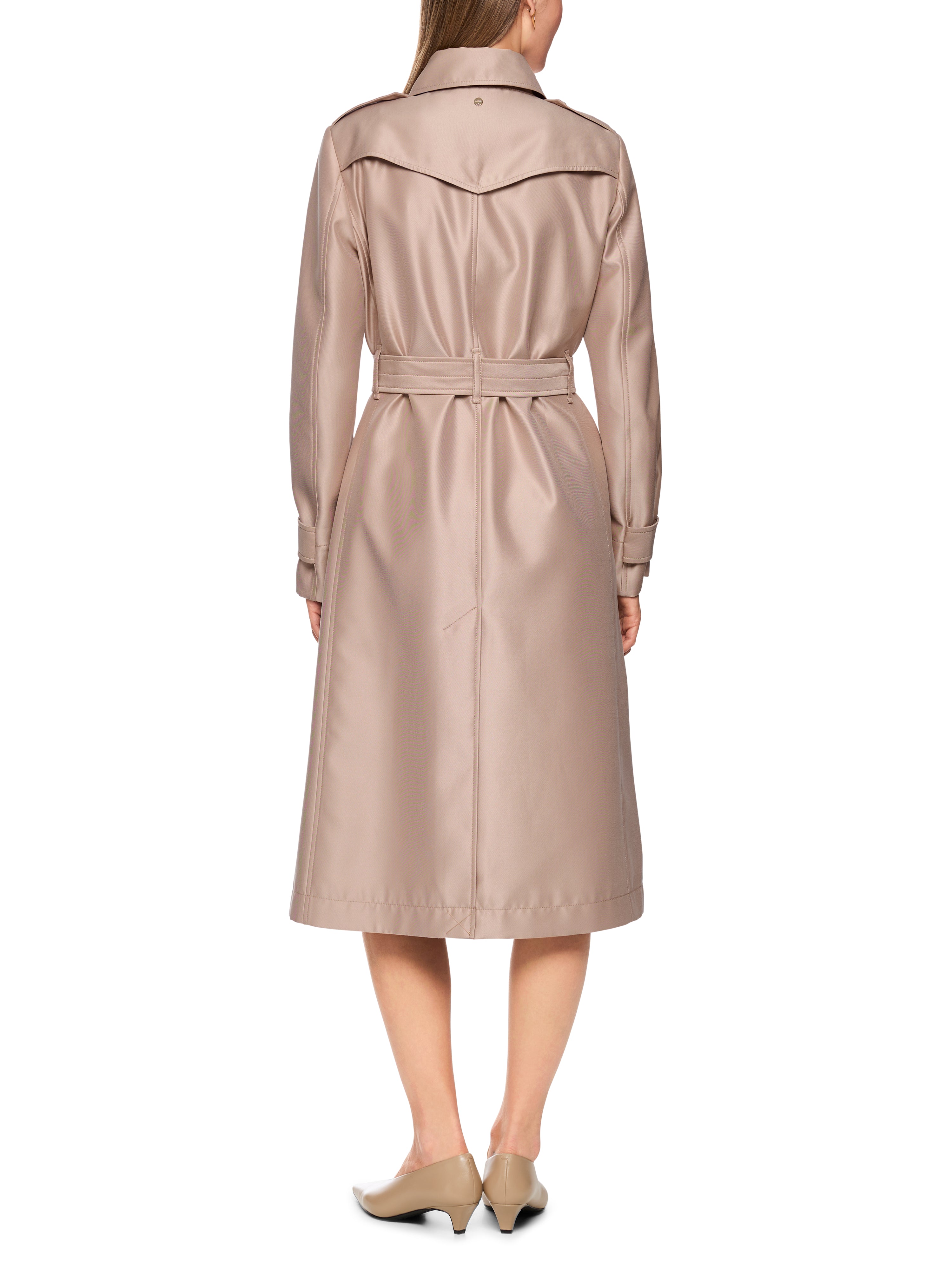 מעיל טרנץ' באורך מידי עם צווארון קלאסי, סגירת כפתורים וחגורת קשירה תואמתהרכב: 80% פוליאסטר, 20% ויסקוזההדוגמנית בגובה 1.79 ולובשת מידה 3 של מארק קיין