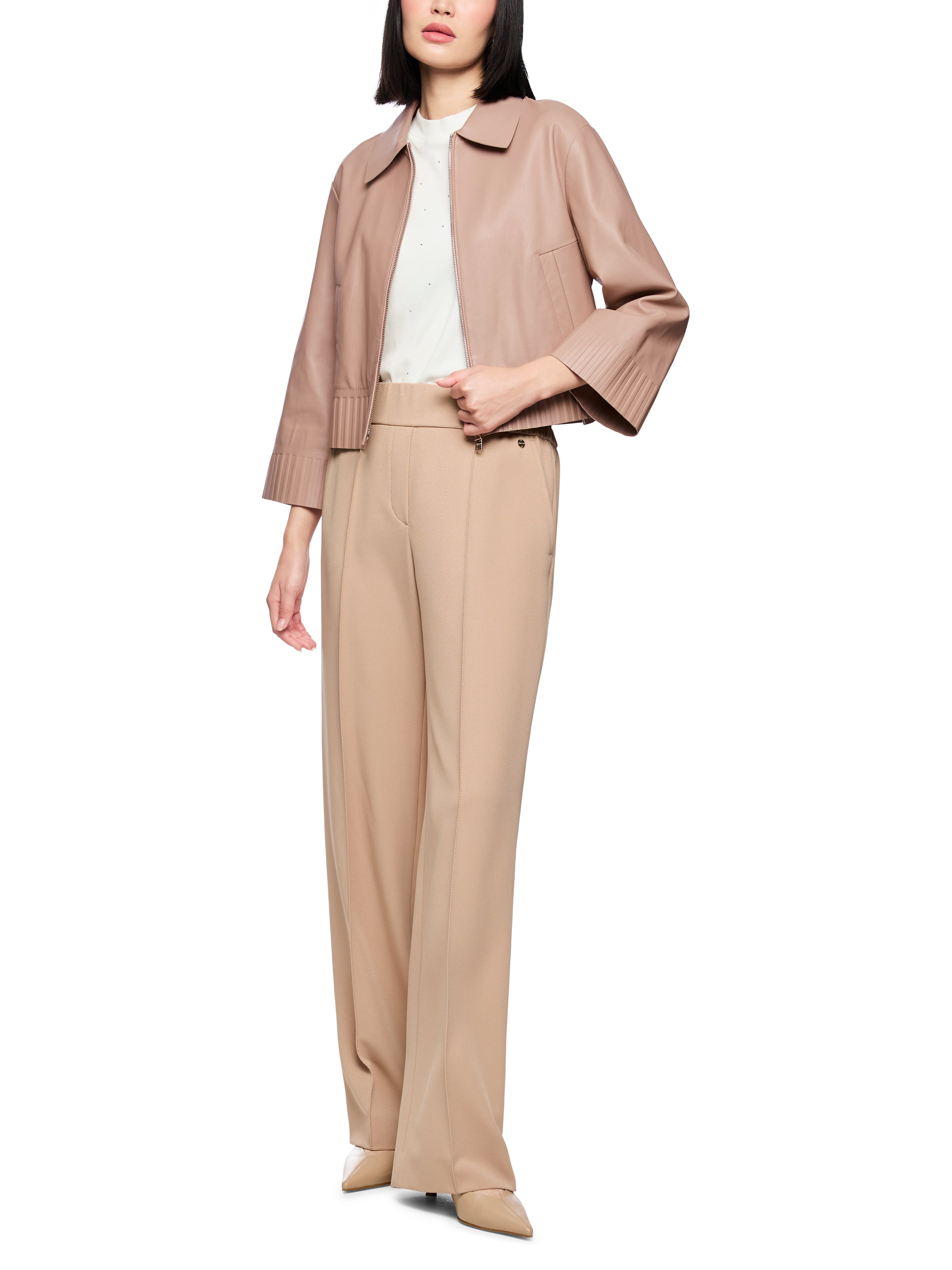 ז'קט קרופ עשוי מעור נאפה רך עם רוכסן דו-כיווניהרכב: 100% עורהדוגמנית בגובה 1.79 ולובשת מידה 3 של מארק קיין