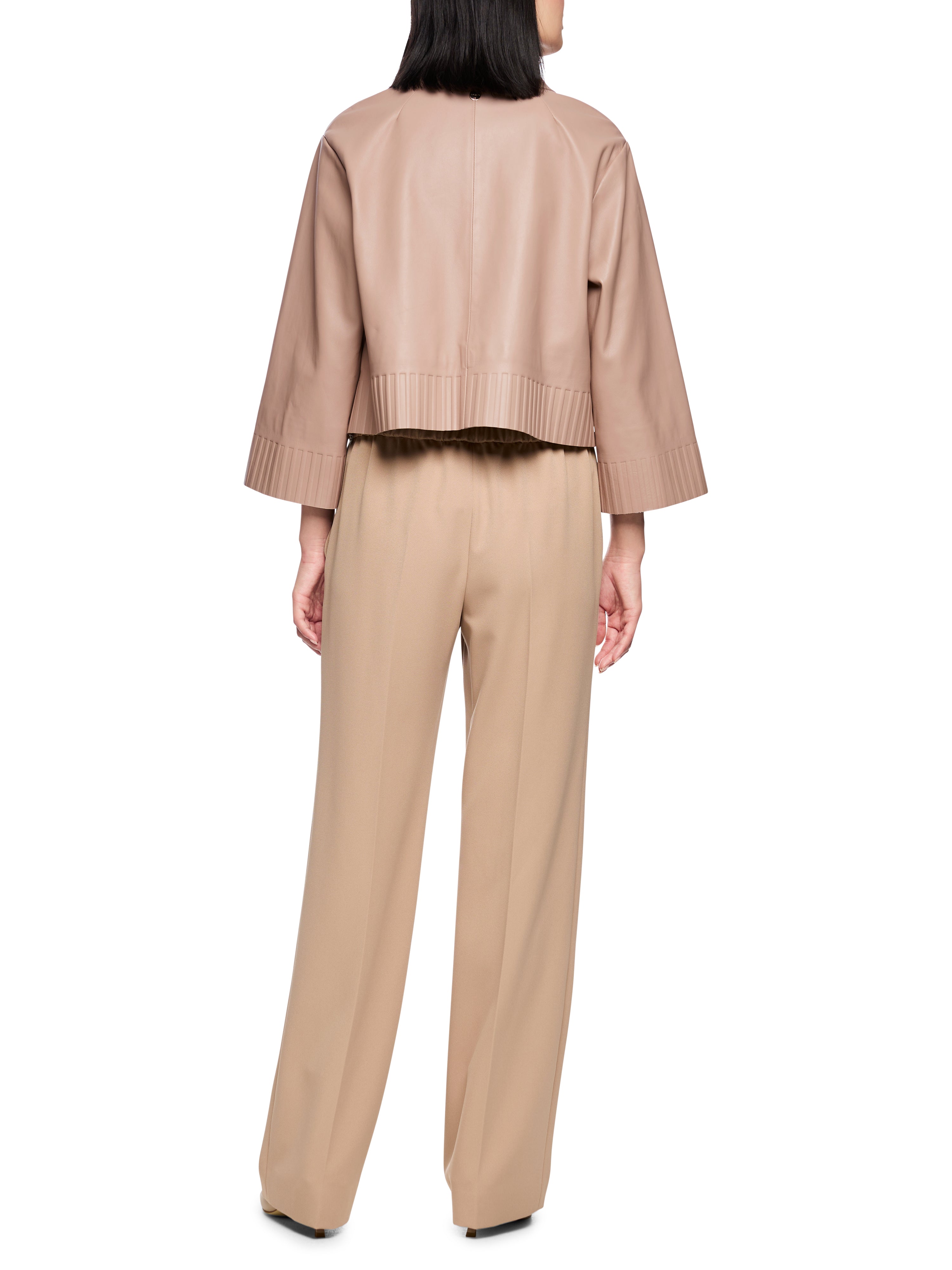 ז'קט קרופ עשוי מעור נאפה רך עם רוכסן דו-כיווניהרכב: 100% עורהדוגמנית בגובה 1.79 ולובשת מידה 3 של מארק קיין