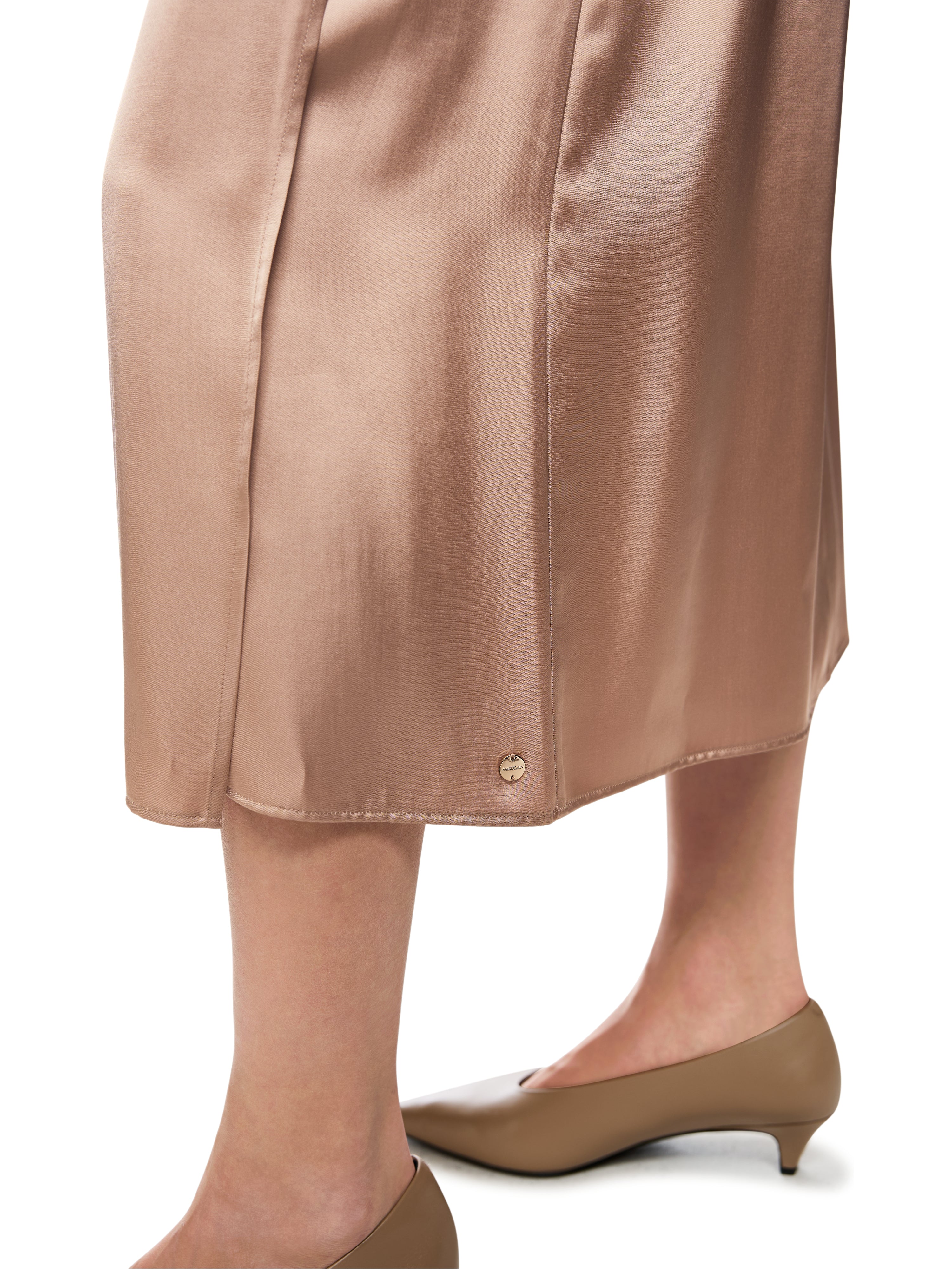 שמלת מידי מסאטן עם צווארון עגול ושרוולים קצריםהרכב: 53% ויסקוזה, 47% פוליאסטרהדוגמנית בגובה 1.79 ולובשת מידה 3 של מארק קיין