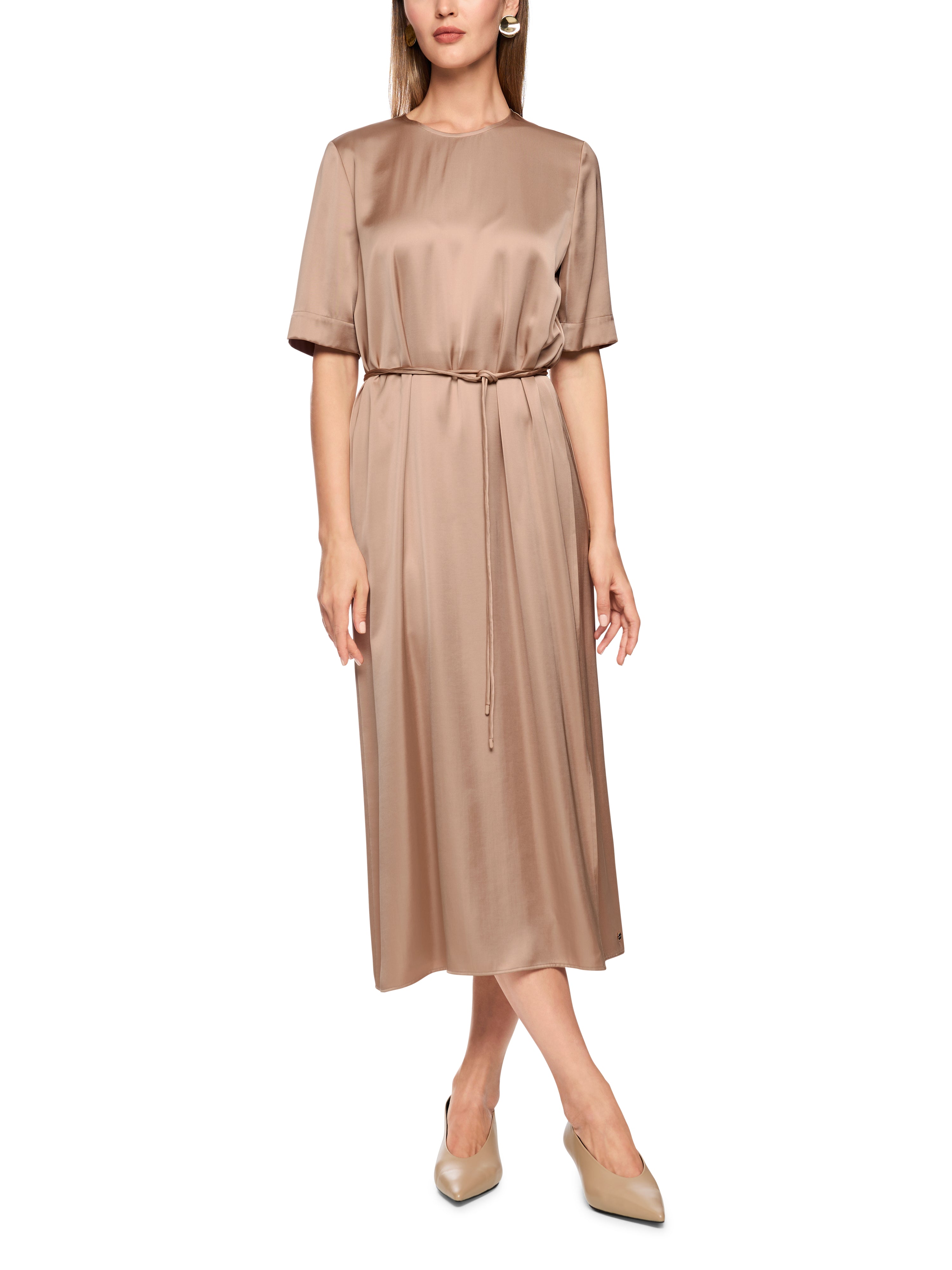 שמלת מידי מסאטן עם צווארון עגול ושרוולים קצריםהרכב: 53% ויסקוזה, 47% פוליאסטרהדוגמנית בגובה 1.79 ולובשת מידה 3 של מארק קיין