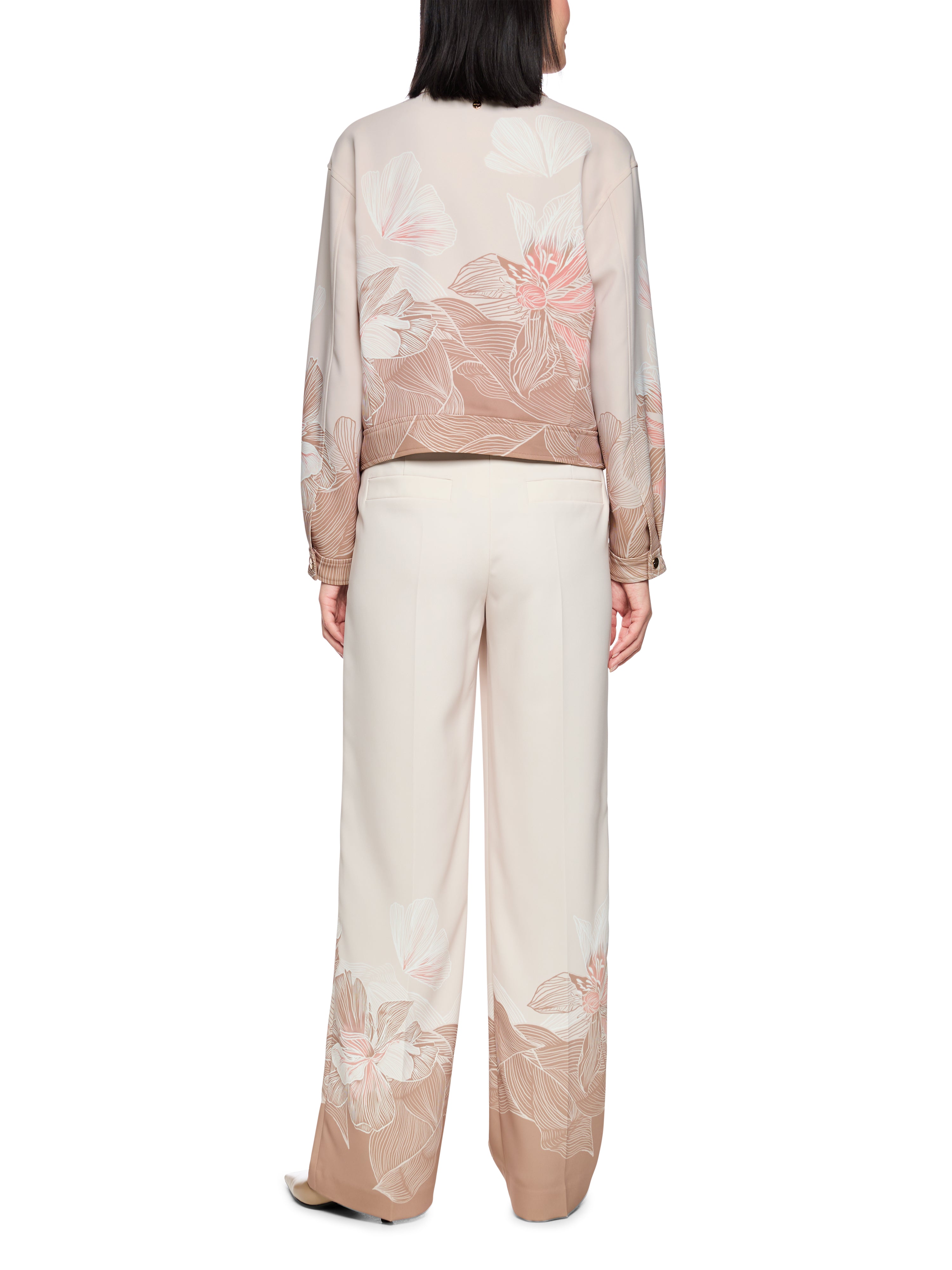 ז'קט בגזרה רחבה עם הדפס פרחוני וסגירת כפתורי לחץהרכב: 97% פוליאסטר, 3% אלסטןהדוגמנית בגובה 1.79 ולובשת מידה 3 של מארק קיין