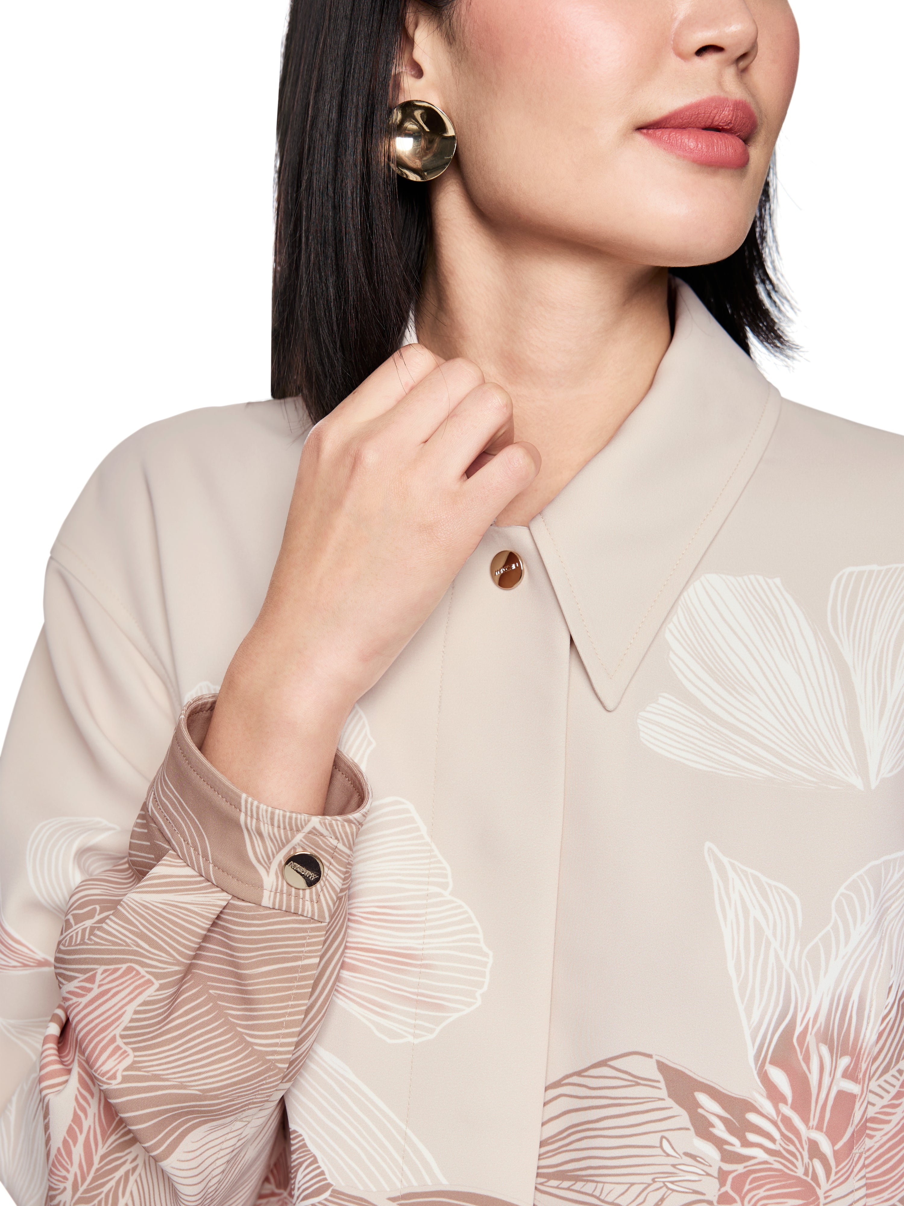 ז'קט בגזרה רחבה עם הדפס פרחוני וסגירת כפתורי לחץהרכב: 97% פוליאסטר, 3% אלסטןהדוגמנית בגובה 1.79 ולובשת מידה 3 של מארק קיין