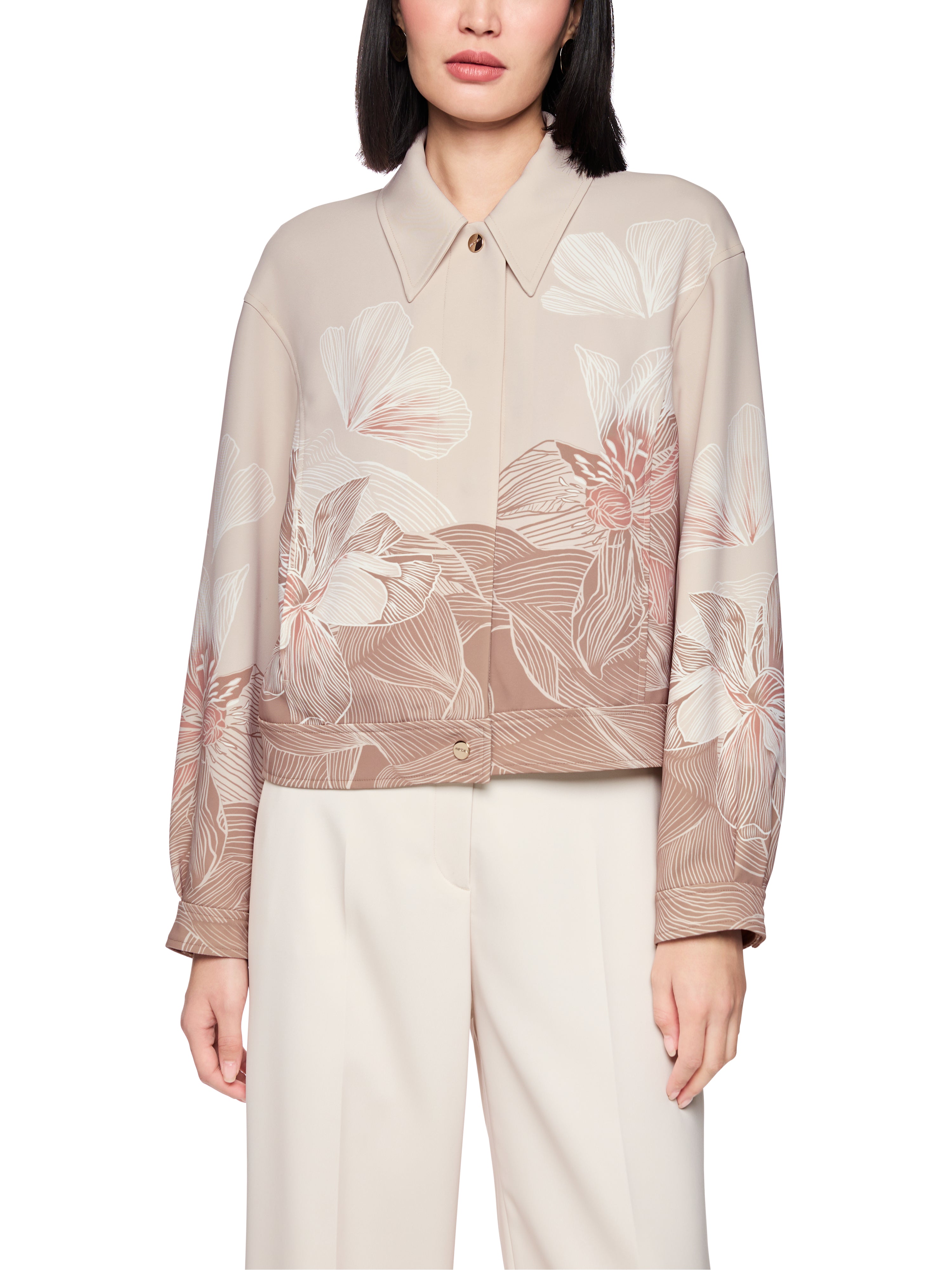 ז'קט בגזרה רחבה עם הדפס פרחוני וסגירת כפתורי לחץהרכב: 97% פוליאסטר, 3% אלסטןהדוגמנית בגובה 1.79 ולובשת מידה 3 של מארק קיין