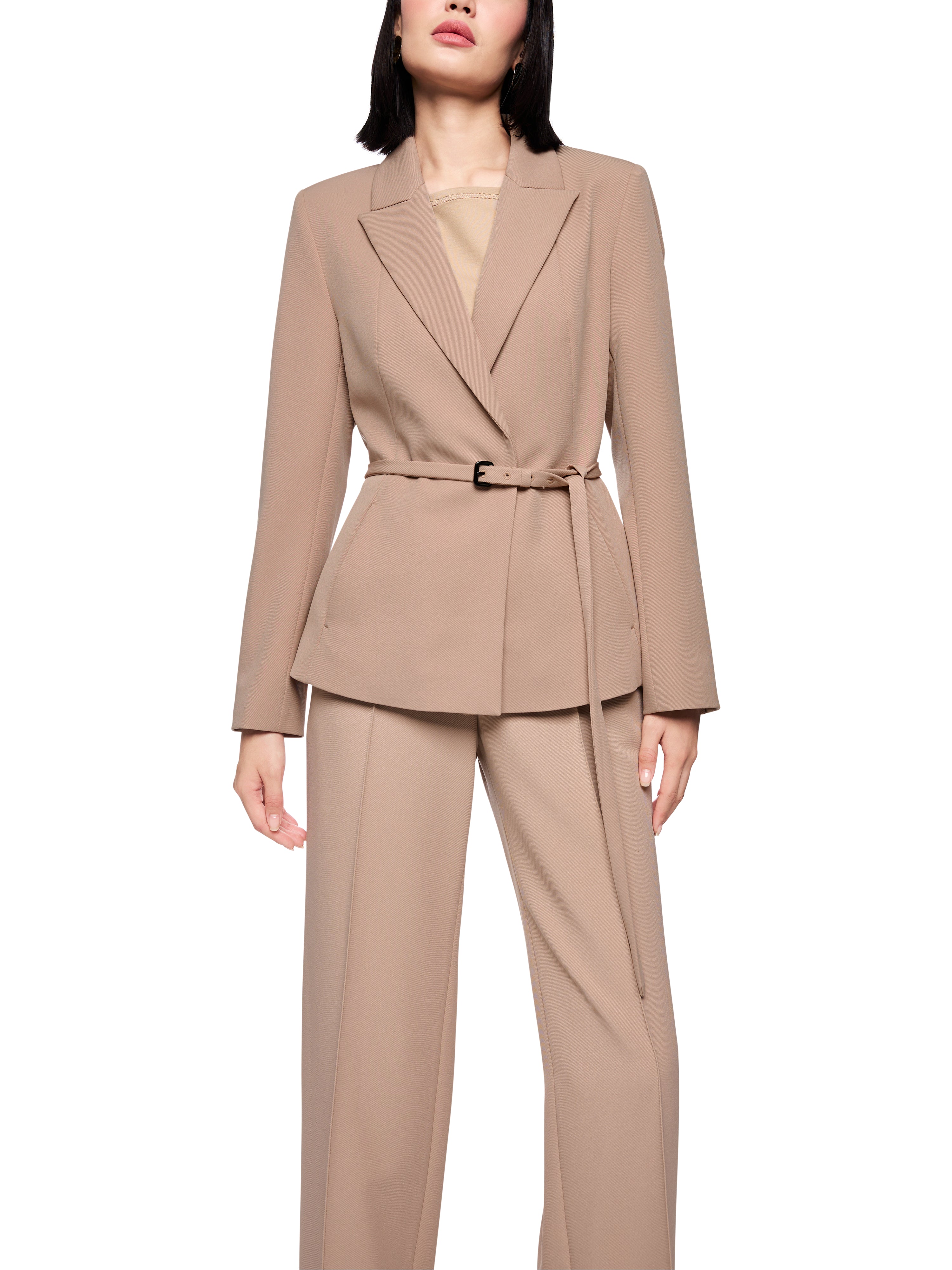 בלייזר בגזרה צמודה עם כתפיים מעט מרופדות וחגורת מותןהרכב: 91% פוליאסטר, 9% אלסטןהדוגמנית בגובה 1.79 ולובשת מידה 3 של מארק קיין