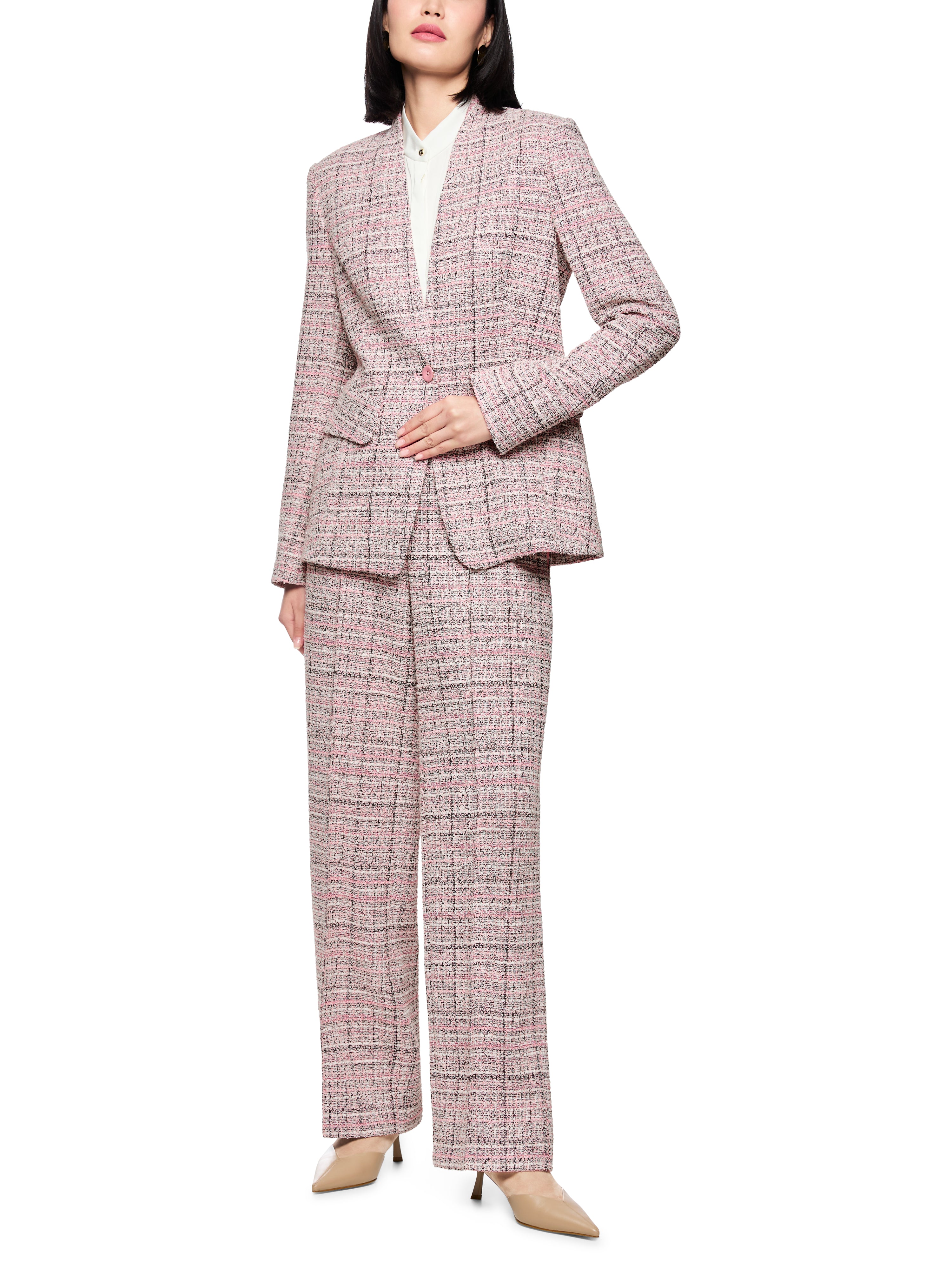 בלייזר בגזרה צמודה מחויטת עם סגירת כפתור הרכב: 73% פוליאסטר, 10% כותנה, 10% צמר, 5% אקריליק, 2% אלסטןהדוגמנית בגובה 1.79 ולובשת מידה 3 של מארק קיין