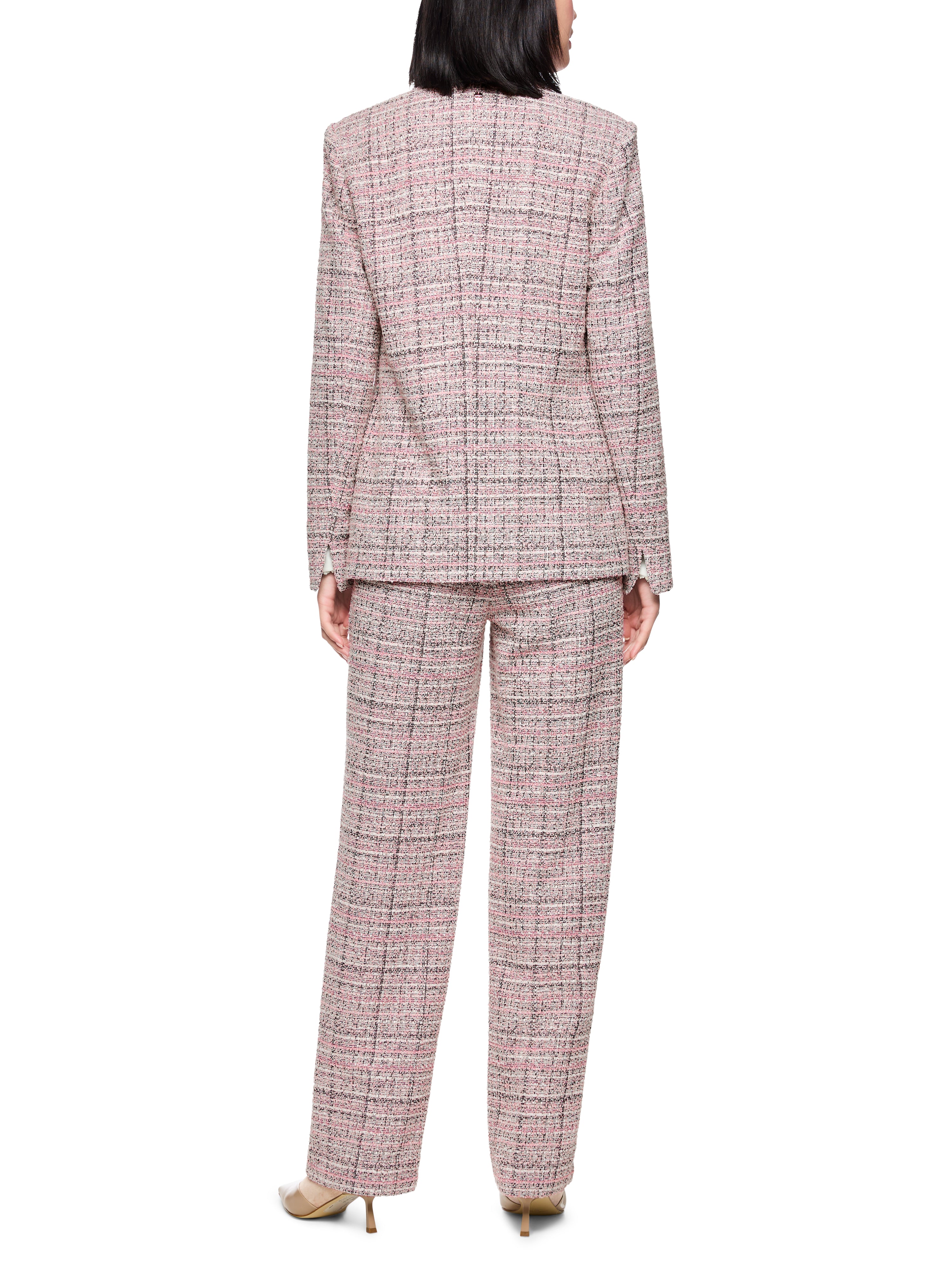 בלייזר בגזרה צמודה מחויטת עם סגירת כפתור הרכב: 73% פוליאסטר, 10% כותנה, 10% צמר, 5% אקריליק, 2% אלסטןהדוגמנית בגובה 1.79 ולובשת מידה 3 של מארק קיין