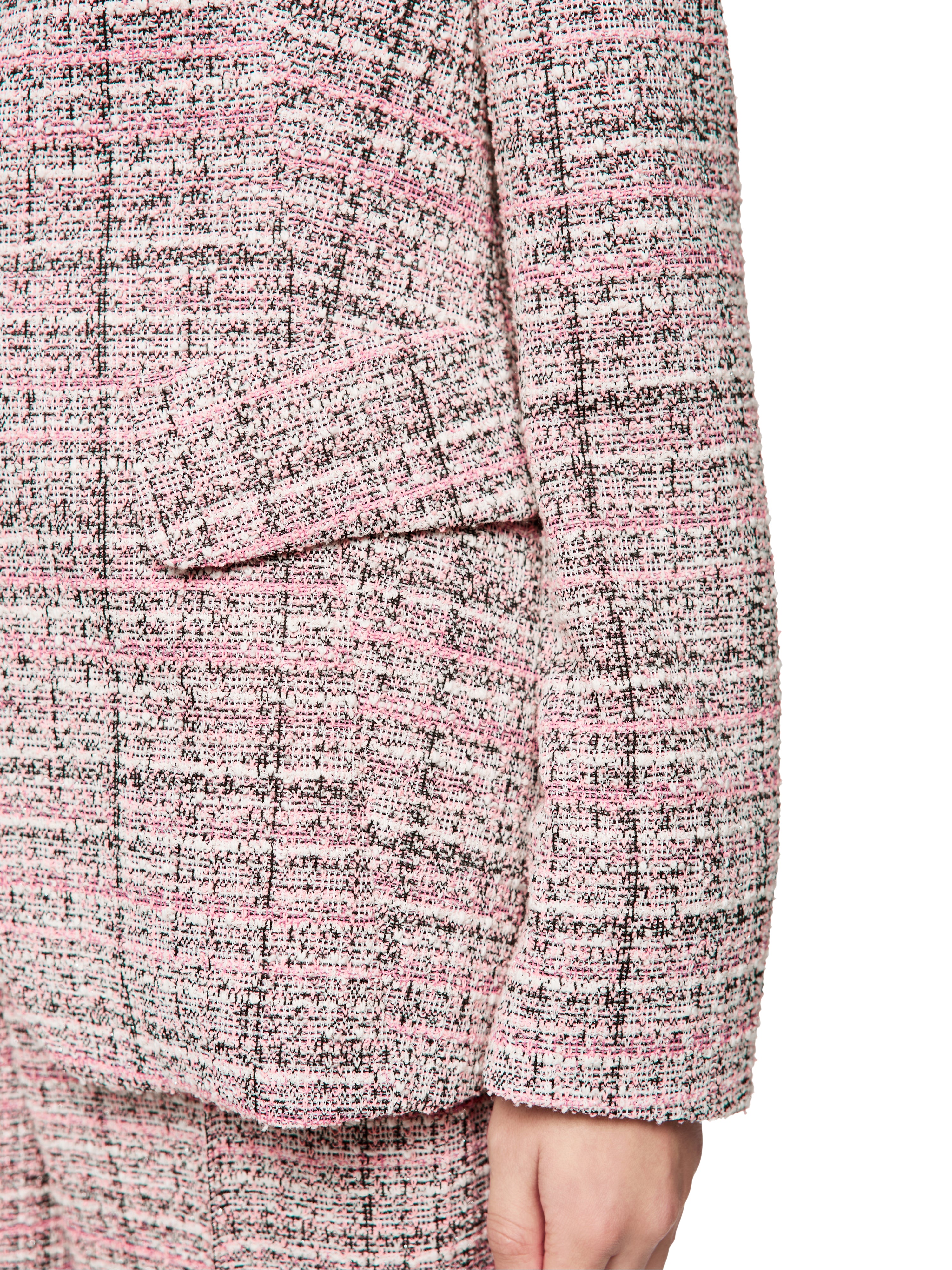 בלייזר בגזרה צמודה מחויטת עם סגירת כפתור הרכב: 73% פוליאסטר, 10% כותנה, 10% צמר, 5% אקריליק, 2% אלסטןהדוגמנית בגובה 1.79 ולובשת מידה 3 של מארק קיין