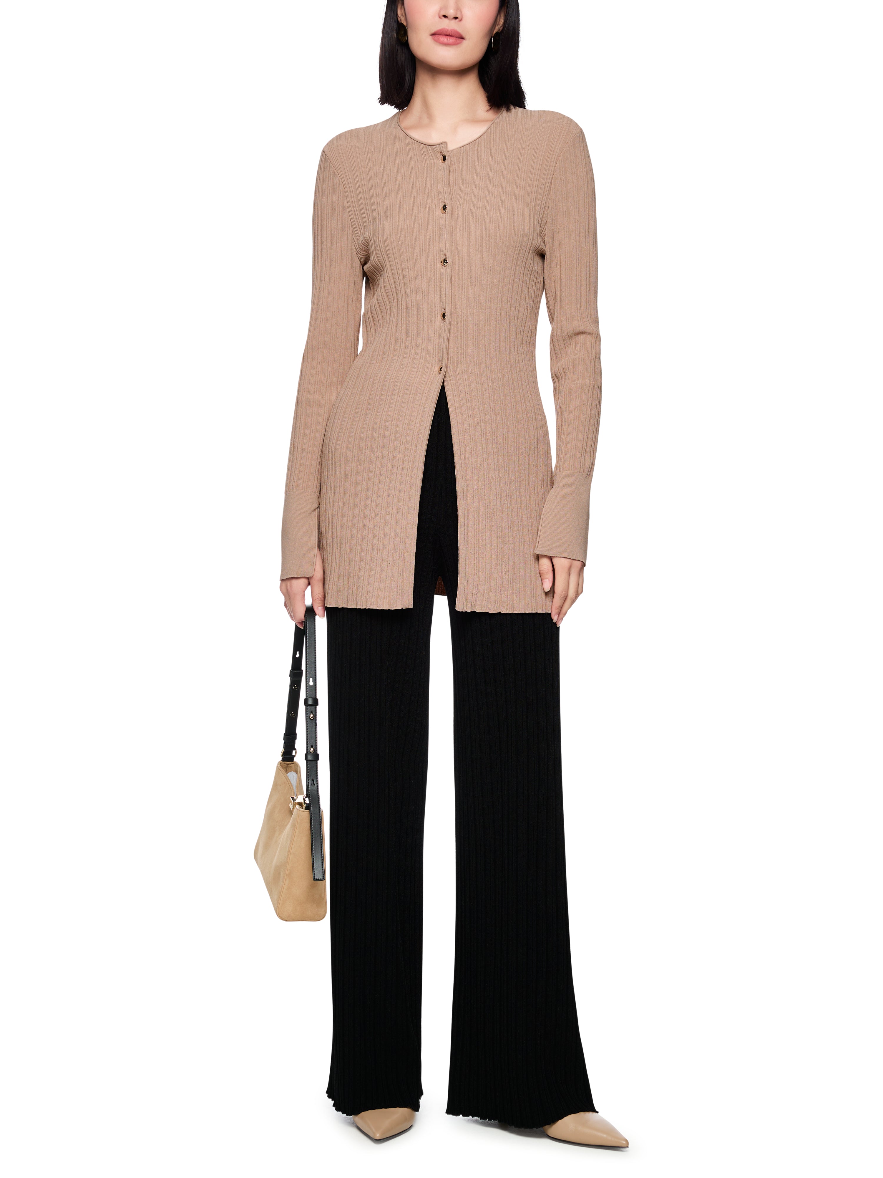 קרדיגן סרוג בגזרה צמודה עם סגירת כפתוריםהרכב: 88% ויסקוזה, 12% פוליאסטרהדוגמנית בגובה 1.79 ולובשת מידה 3 של מארק קיין