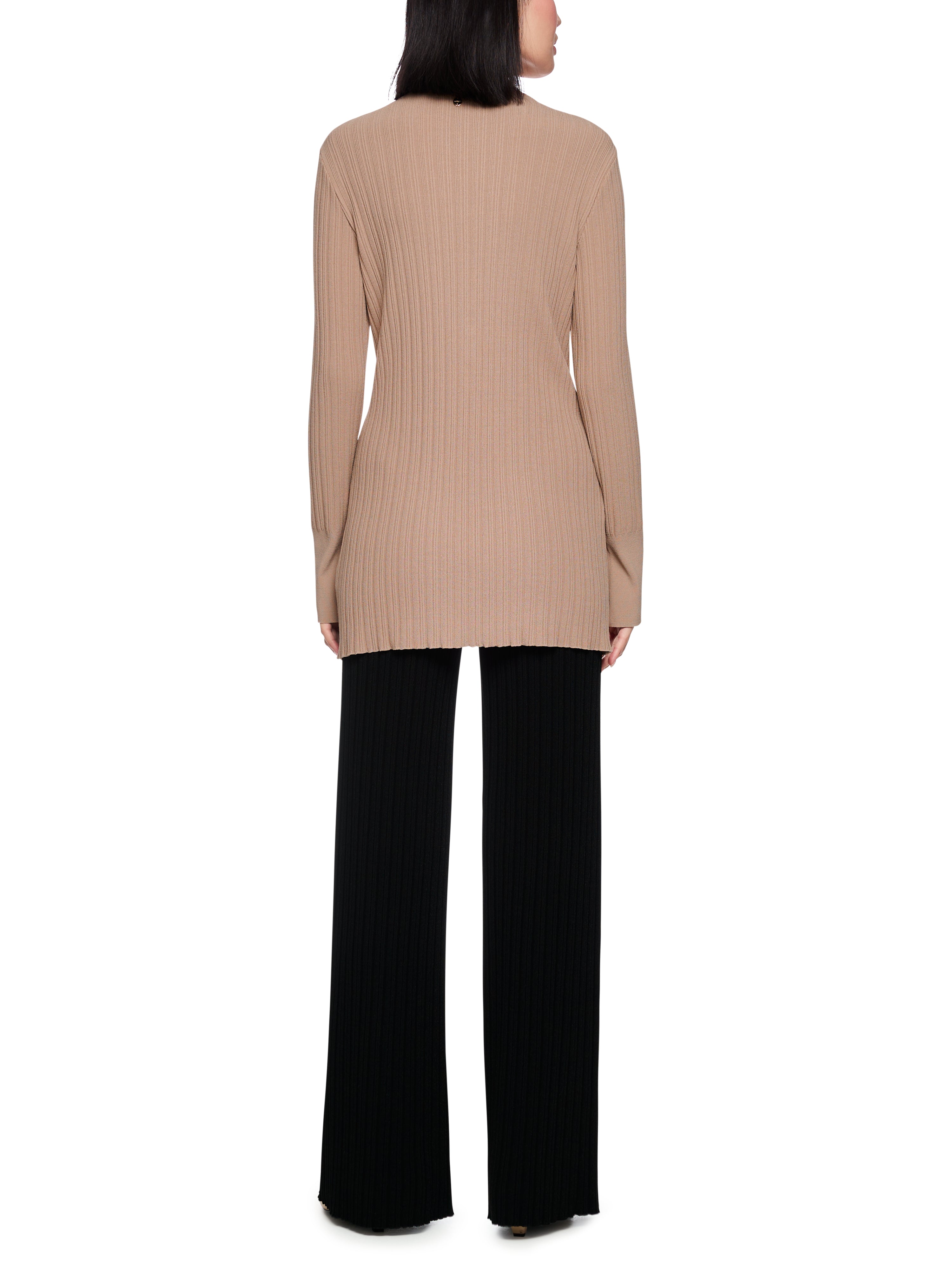 קרדיגן סרוג בגזרה צמודה עם סגירת כפתוריםהרכב: 88% ויסקוזה, 12% פוליאסטרהדוגמנית בגובה 1.79 ולובשת מידה 3 של מארק קיין