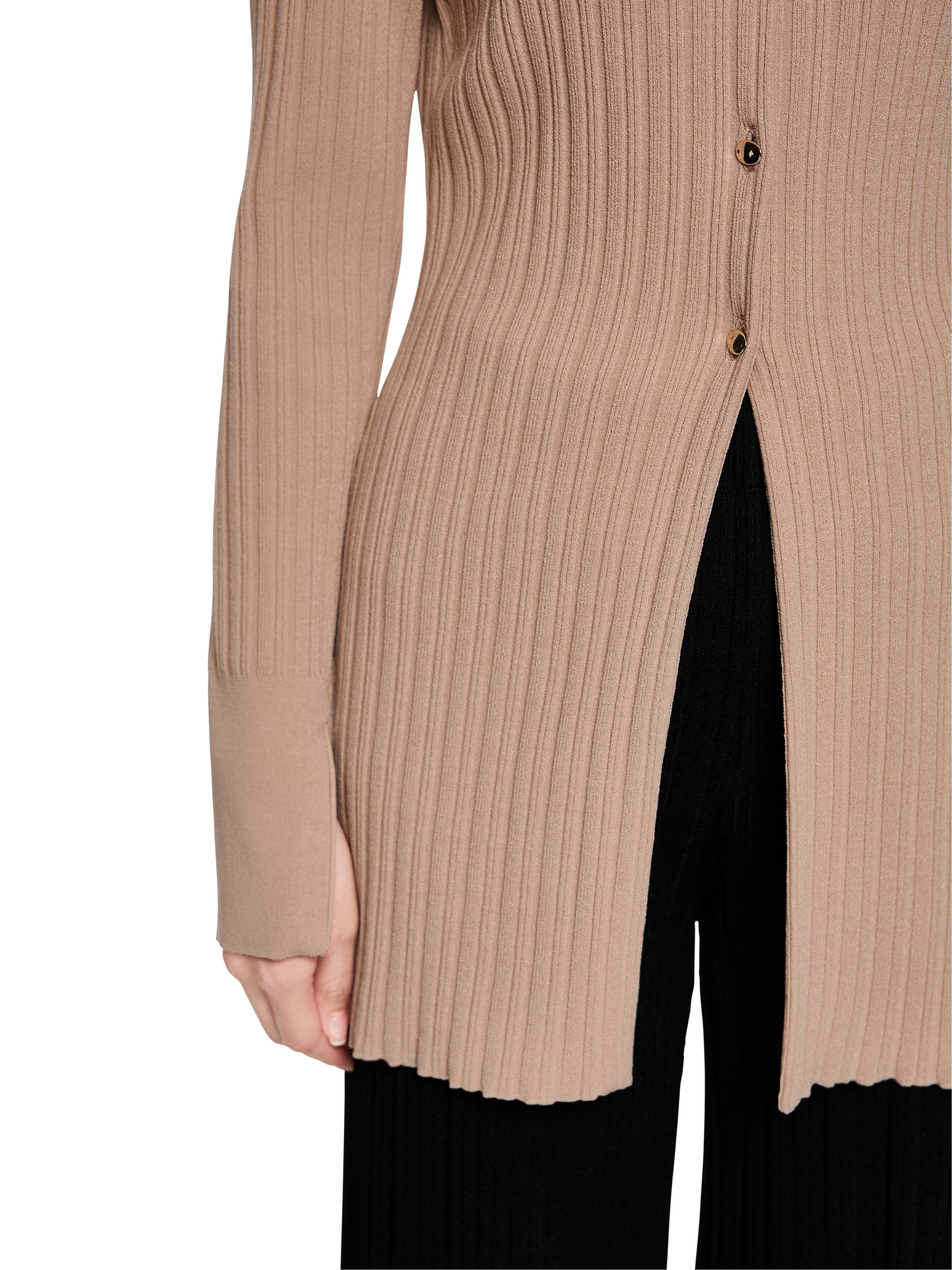 קרדיגן סרוג בגזרה צמודה עם סגירת כפתוריםהרכב: 88% ויסקוזה, 12% פוליאסטרהדוגמנית בגובה 1.79 ולובשת מידה 3 של מארק קיין