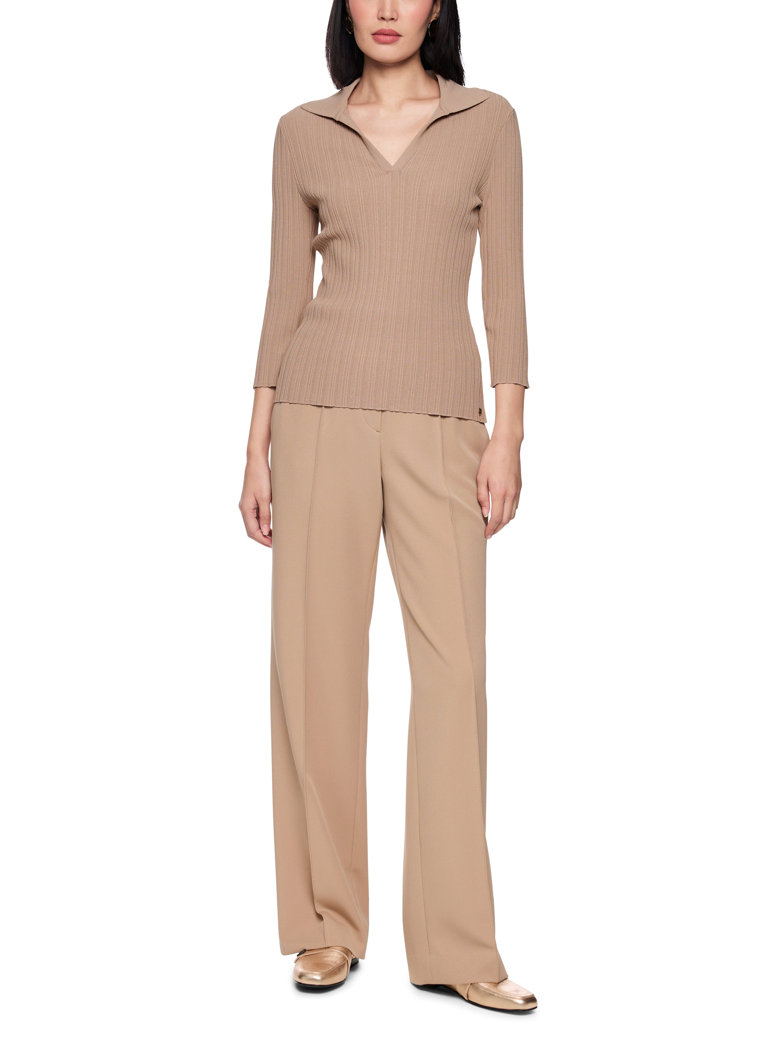 סריג דק בגזרה צמודה עם שרוולים באורך 3/4 וצווארון פולוהרכב: 88% ויסקוזה, 12% פוליאסטרהדוגמנית בגובה 1.79 ולובשת מידה 3 של מארק קיין