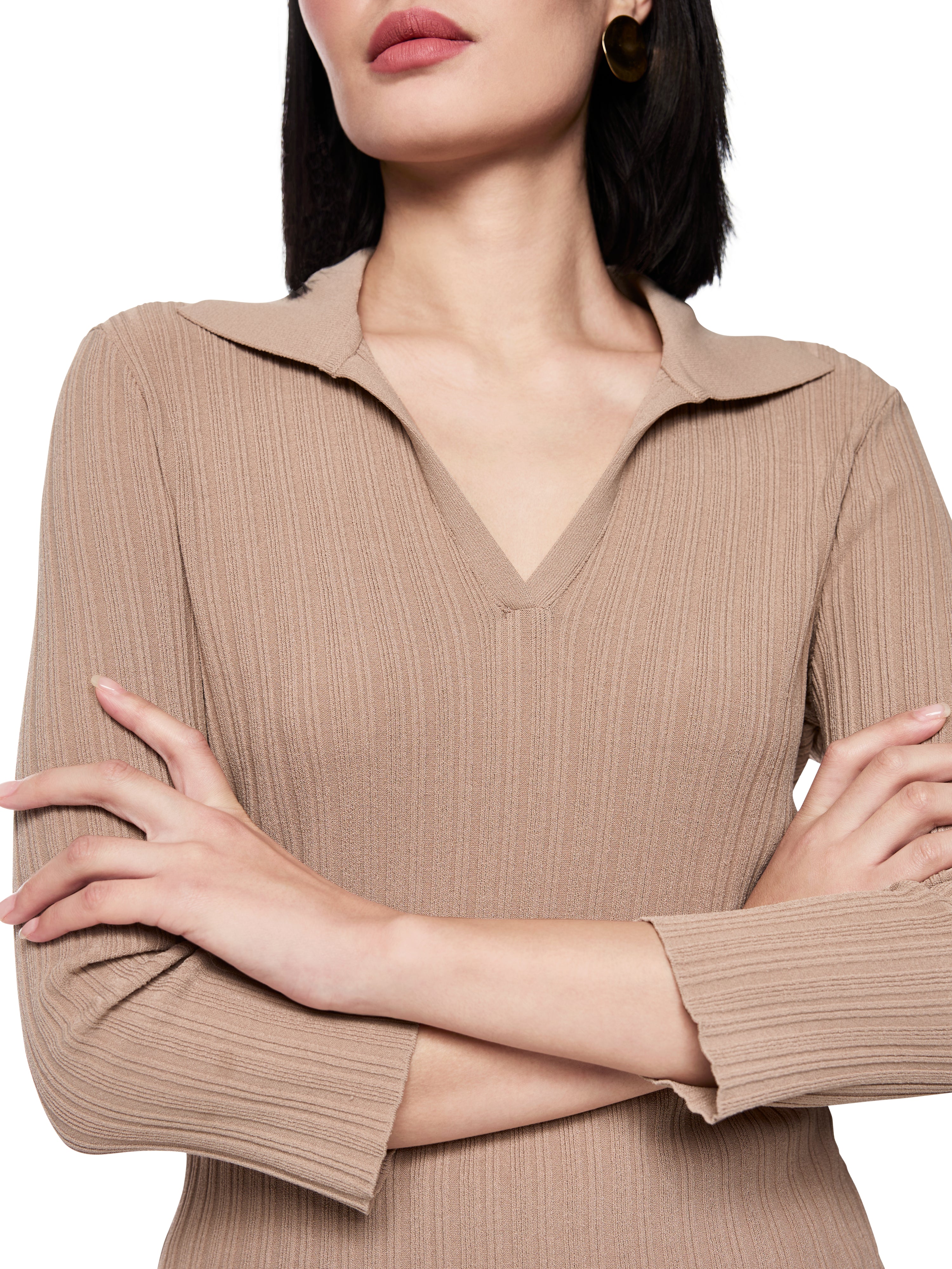 סריג דק בגזרה צמודה עם שרוולים באורך 3/4 וצווארון פולוהרכב: 88% ויסקוזה, 12% פוליאסטרהדוגמנית בגובה 1.79 ולובשת מידה 3 של מארק קיין