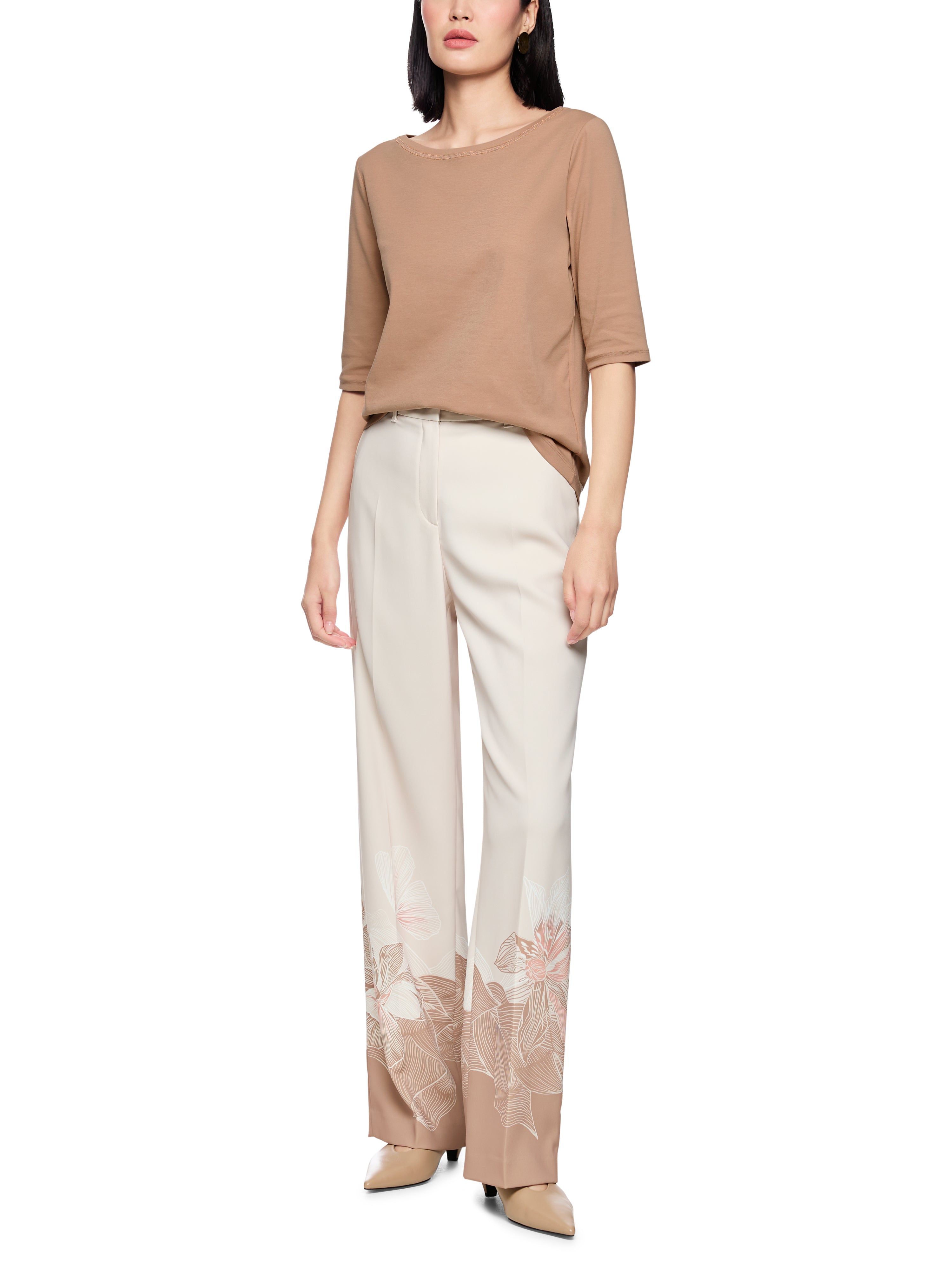 חולצת טי חצי שרוול בגזרה צמודה עם צווארון עגולהרכב: 92% כותנה, 8% אלסטןהדוגמנית בגובה 1.79 ולובשת מידה 3 של מארק קיין