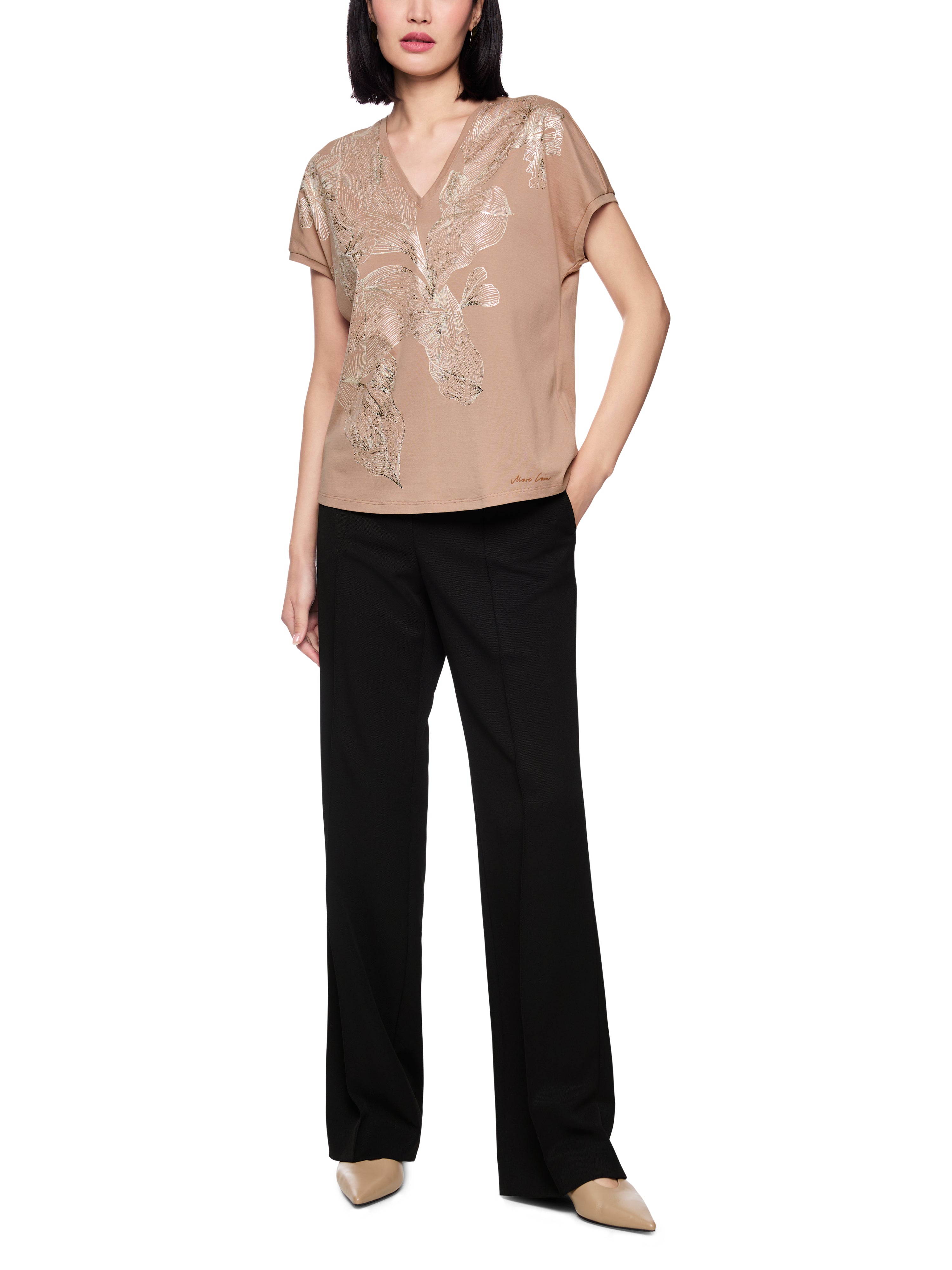 חולצת טי בגזרה מעט צמודה עם הדפס פרחוני בחזית וצווארון Vהרכב: 100% כותנההדוגמנית בגובה 1.79 ולובשת מידה 3 של מארק קיין