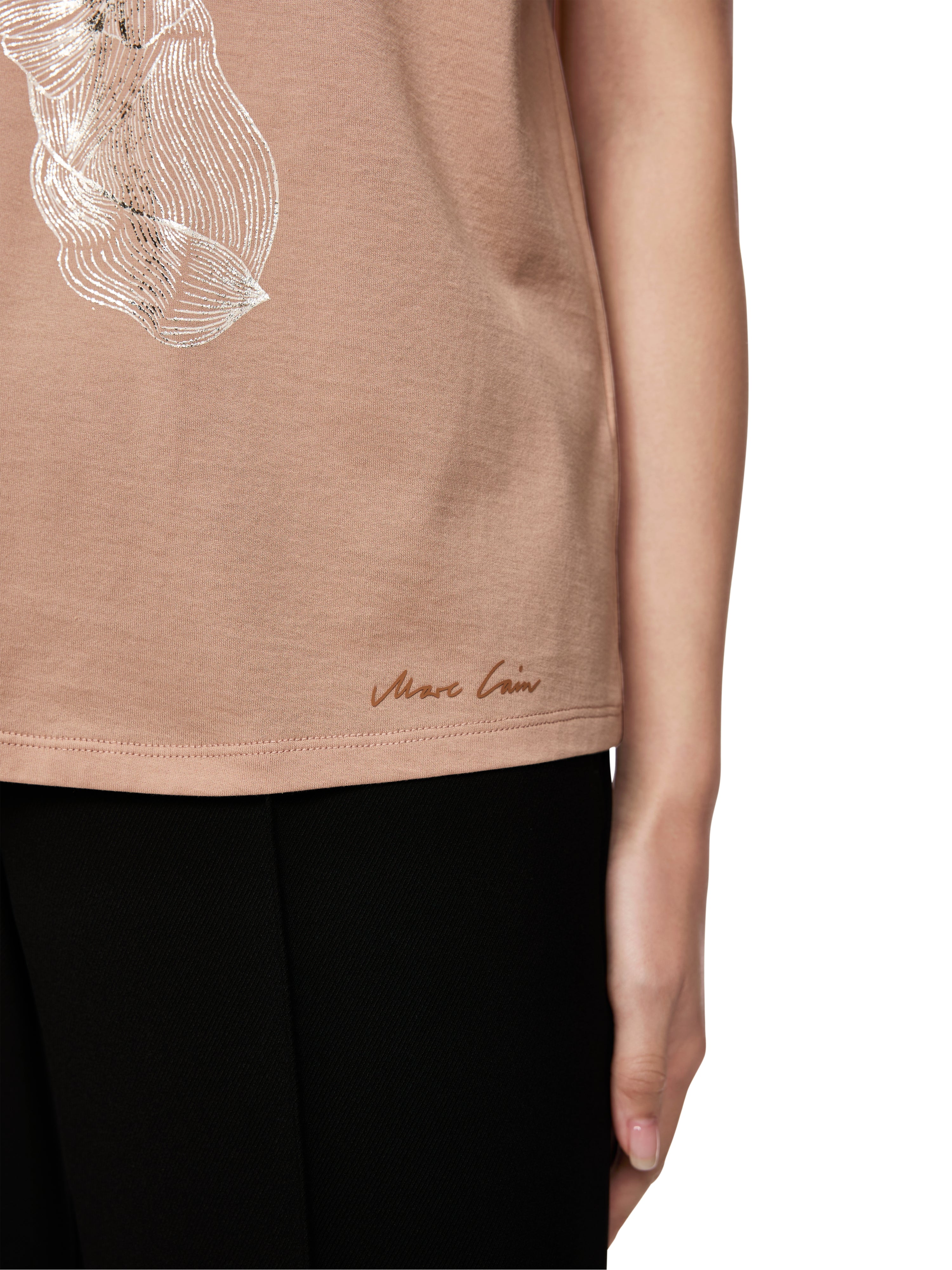 חולצת טי בגזרה מעט צמודה עם הדפס פרחוני בחזית וצווארון Vהרכב: 100% כותנההדוגמנית בגובה 1.79 ולובשת מידה 3 של מארק קיין