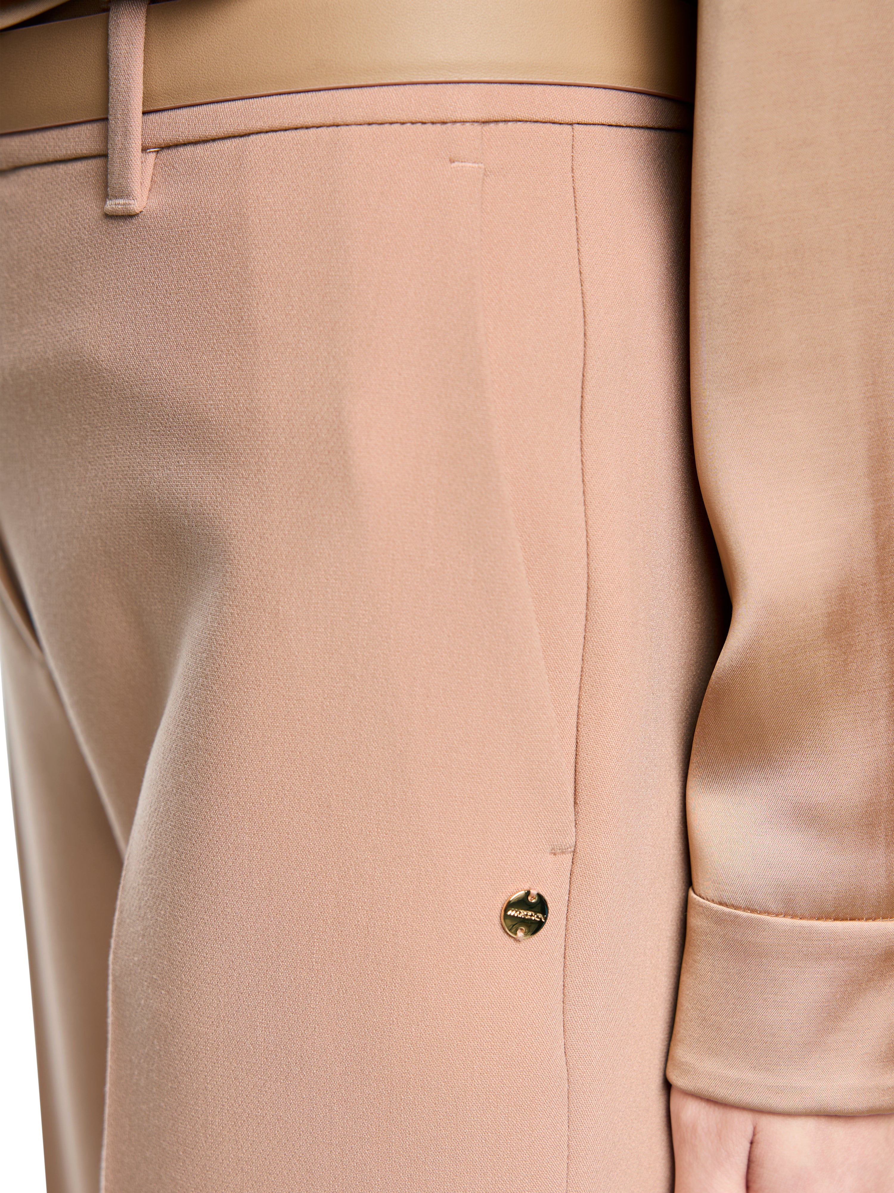 מכנסיים בגזרה צמודה באורך 7/8 עם מכפלת וכיסים צדדיים הרכב: 40% פוליאסטר (ממוחזר), 31% פוליאסטר, 22% ויסקוזה, 7% אלסטןהדוגמנית בגובה 1.79 ולובשת מידה 3 של מארק קיין