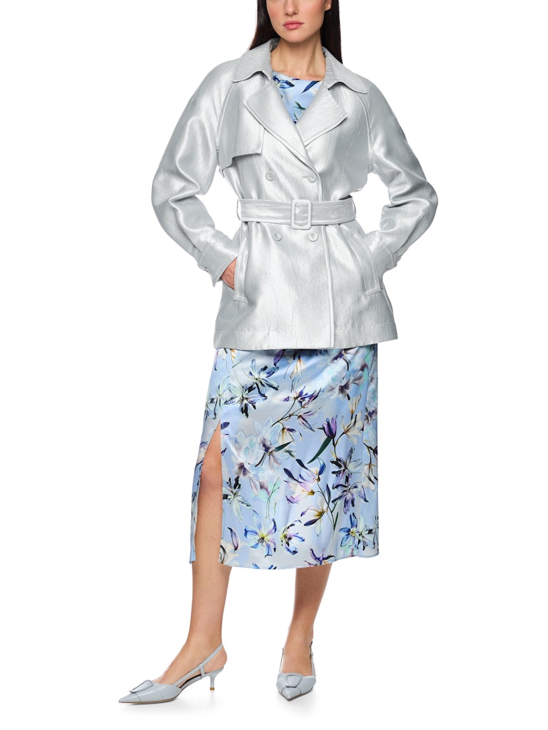 ז'קט בעיצוב מעיל טרנץ' אופנתי, עשוי בד מתערובת ויסקוזה רכה ועמידה, עם ברק כסוף עדין.גזרה נינוחה, עם חגורת מותן נלווית הניתנת לקשירה או לסגירה באמצעות אבזם, בטנה דקה, כיסי צד, ורכיסת כפתורים כפולה.הרכב: 67% ויסקוזה, 19% פוליאמיד, 14% פוליאסטרהדוגמנית בגובה 1.79 ולובשת מידה 3 של מארק קיין