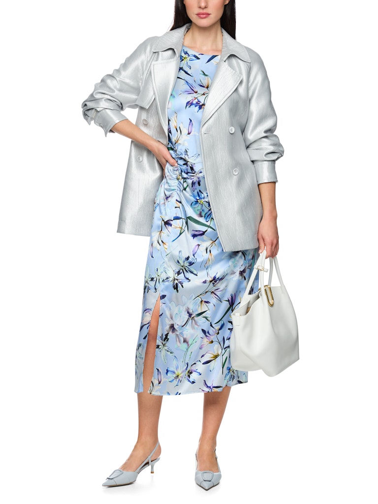 ז'קט בעיצוב מעיל טרנץ' אופנתי, עשוי בד מתערובת ויסקוזה רכה ועמידה, עם ברק כסוף עדין.גזרה נינוחה, עם חגורת מותן נלווית הניתנת לקשירה או לסגירה באמצעות אבזם, בטנה דקה, כיסי צד, ורכיסת כפתורים כפולה.הרכב: 67% ויסקוזה, 19% פוליאמיד, 14% פוליאסטרהדוגמנית בגובה 1.79 ולובשת מידה 3 של מארק קיין