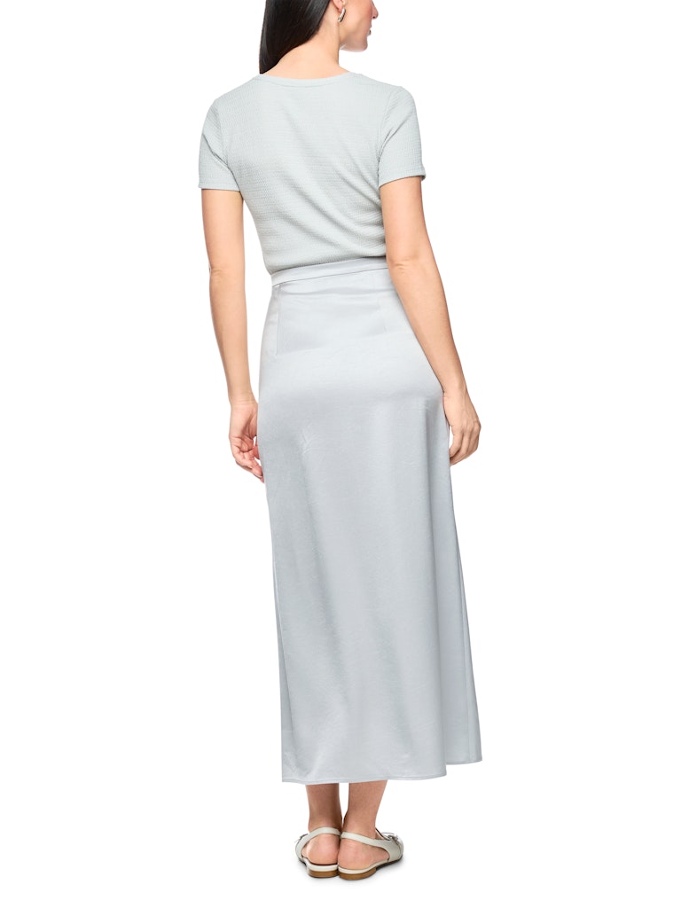 חצאית מידי אלגנטית, עשויה בד רך, גולש ומבריק. שסע בצד החצאית, סגירה באמצעות רוכסן צדדי, ותוספת עיטור מתכתי עדין בקו המותן.הרכב: 82% אצטט, 18% פוליאסטרהדוגמנית בגובה 1.79 ולובשת מידה 3 של מארק קיין