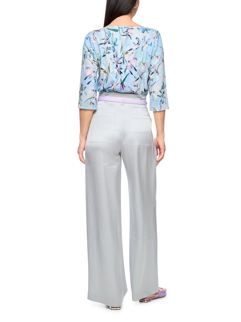 מכנסיים בגזרה רחבה, עם מותן גבוהה, עשויים בד רך וגולש עם ברק סאטן אלגנטי. קפלים קדמיים מודגשים באיזור המותן, שני כיסי צד, ולולאות לחגורה. מכנסיים קלילים ונוחים במיוחד, מושלמים ללוק יומיומי אלגנטי, או לאירועים מיוחדים.הרכב: 82% אצטט, 18% פוליאסטרהדוגמנית בגובה 1.79 ולובשת מידה 3 של מארק קיין