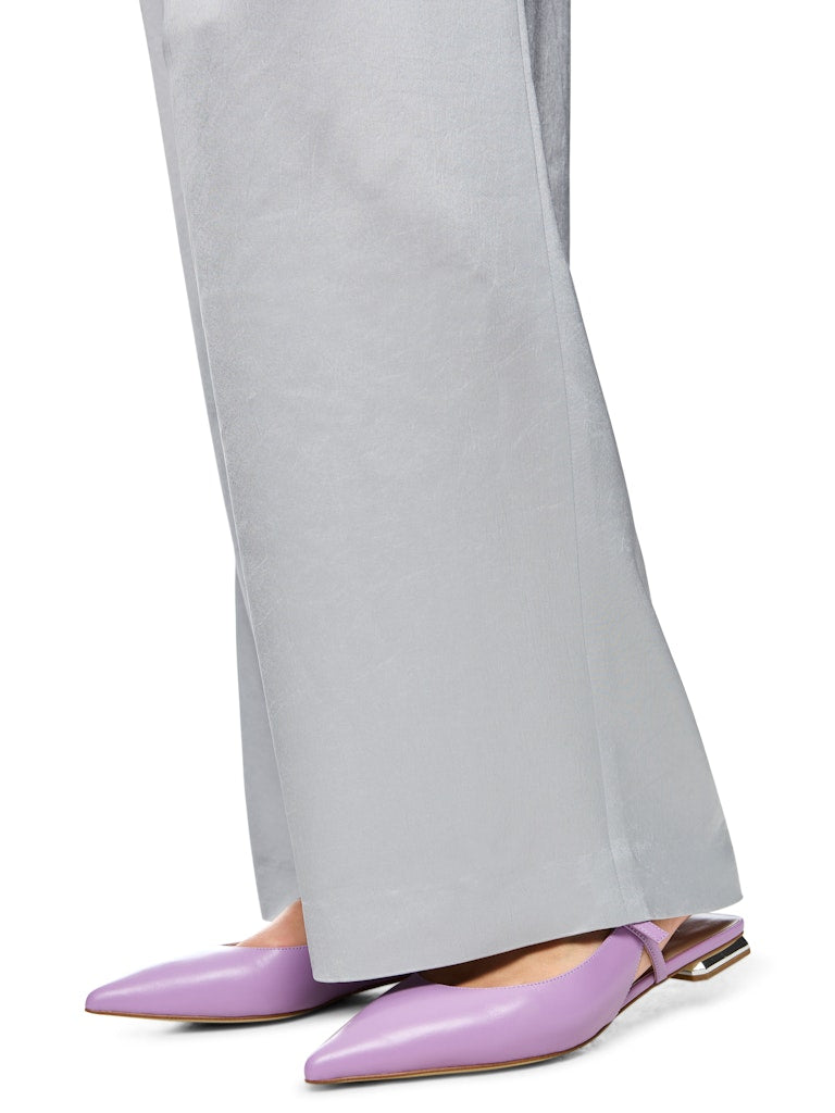 מכנסיים בגזרה רחבה, עם מותן גבוהה, עשויים בד רך וגולש עם ברק סאטן אלגנטי. קפלים קדמיים מודגשים באיזור המותן, שני כיסי צד, ולולאות לחגורה. מכנסיים קלילים ונוחים במיוחד, מושלמים ללוק יומיומי אלגנטי, או לאירועים מיוחדים.הרכב: 82% אצטט, 18% פוליאסטרהדוגמנית בגובה 1.79 ולובשת מידה 3 של מארק קיין