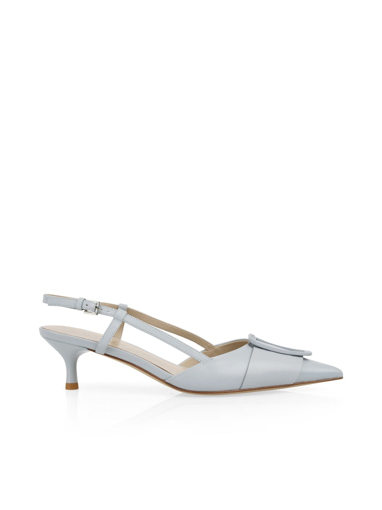 נעלי עקב נשיות ואלגנטיות, עשויות עור איכותי. פתוחות בחלקן האחורי, עם עקב קיטן נמוך, רצועה אלסטית וחרטום מחודד בעיטור אבזם אמייל דקורטיבי.גובה עקב: 5 ס"מהרכב: 100% עור