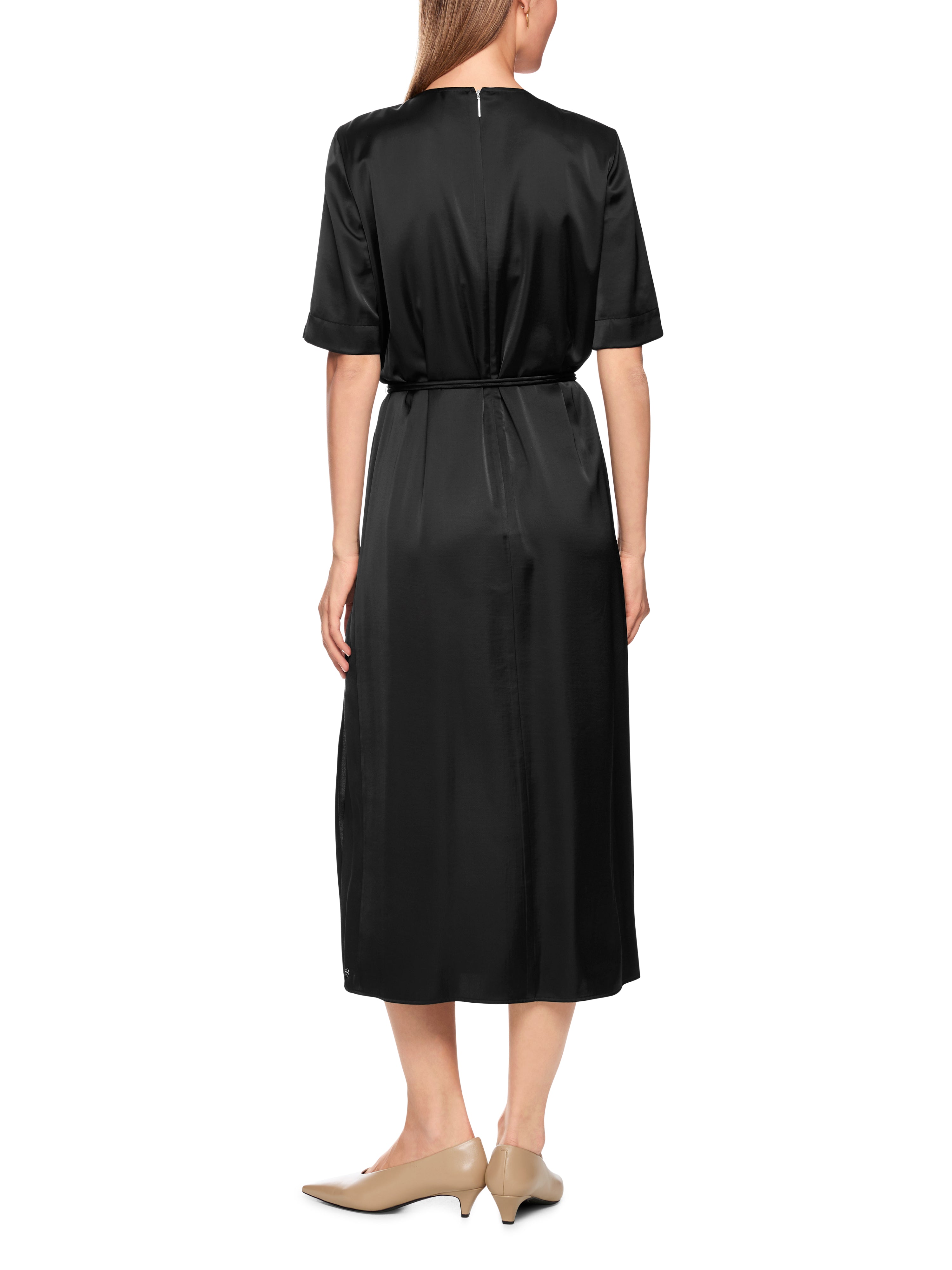 שמלת מידי מסאטן עם צווארון עגול ושרוולים קצריםהרכב: 53% ויסקוזה, 47% פוליאסטרהדוגמנית בגובה 1.79 ולובשת מידה 3 של מארק קיין