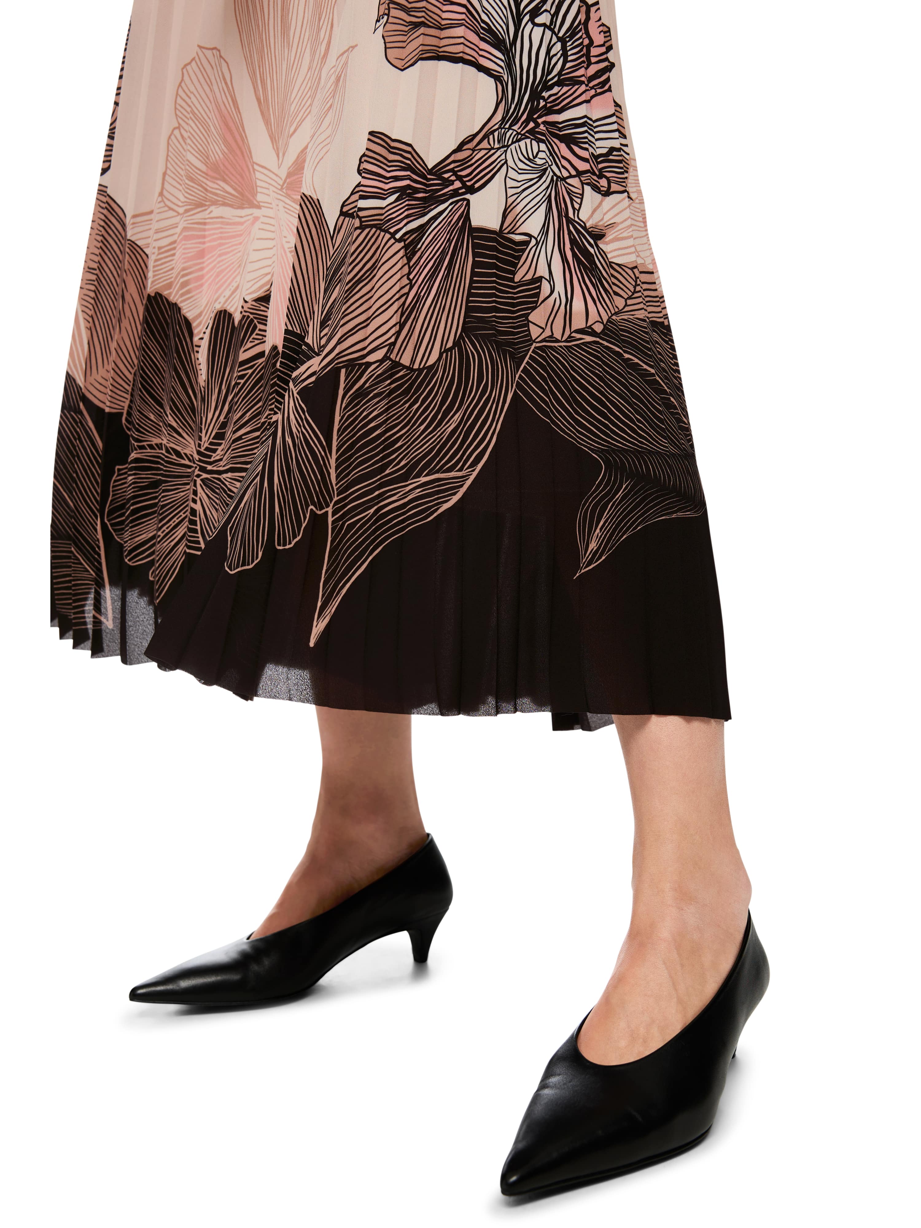 שמלת מידי קפלים באורך מידי עם הדפס פרחוני וחגורת קשירההרכב: 100% פוליאסטרהדוגמנית בגובה 1.79 ולובשת מידה 3 של מארק קיין