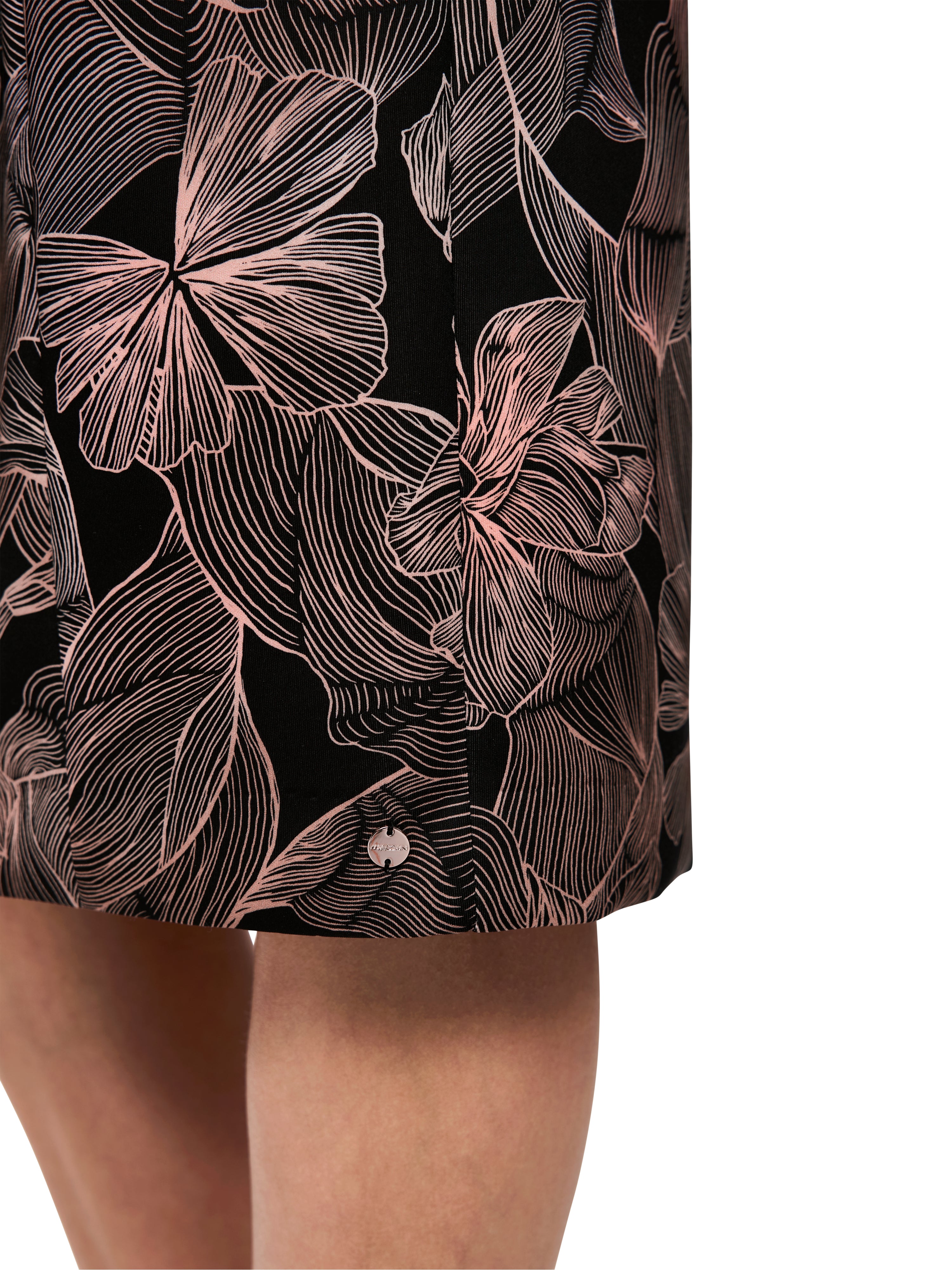 שמלת קוקטייל בגזרה צמודה עם הדפס פרחוניהרכב: 87% פוליאסטר, 13% אלסטןהדוגמנית בגובה 1.79 ולובשת מידה 3 של מארק קיין