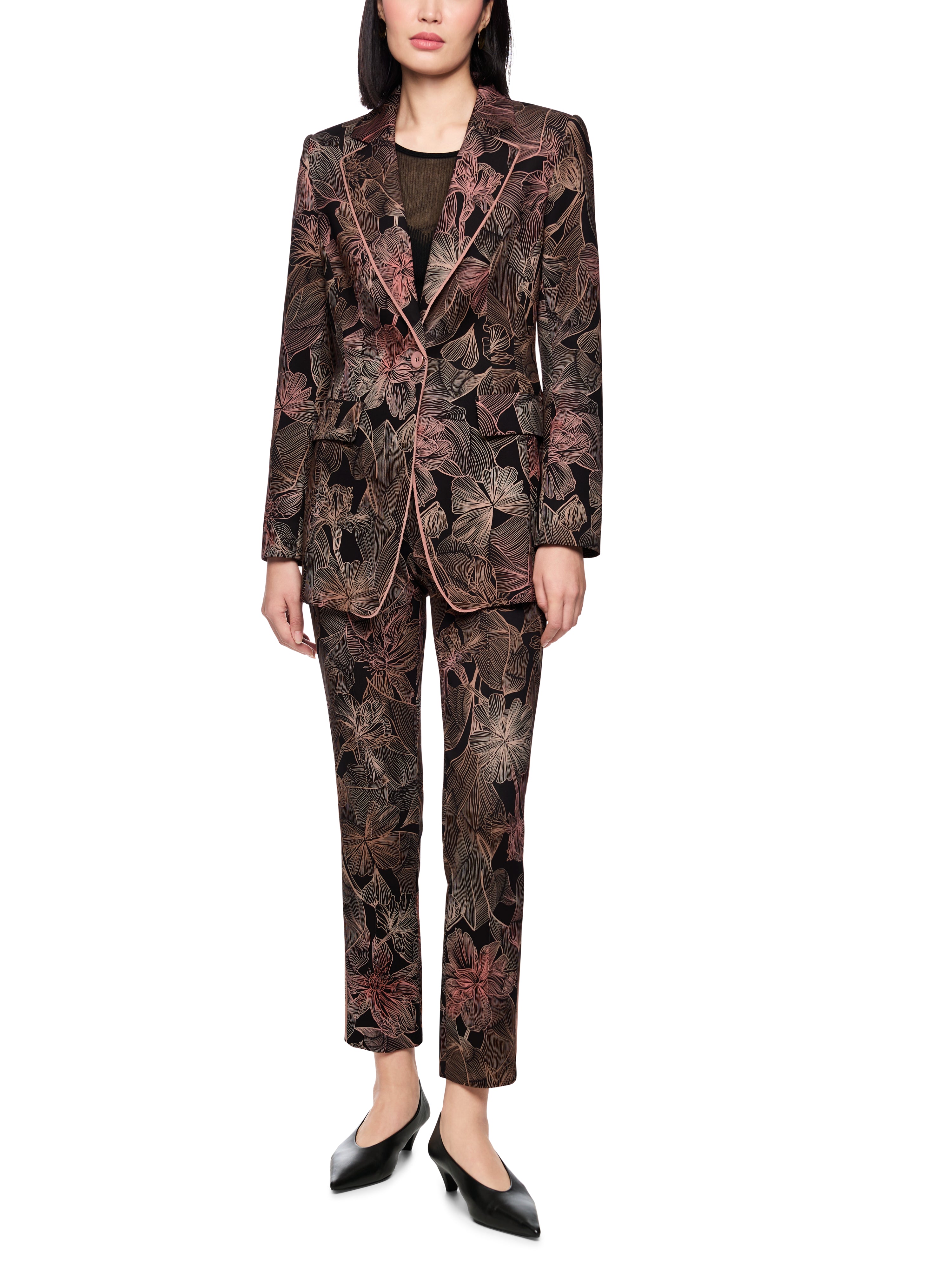 בלייזר בגזרה צמודה עשוי בד ג'רזי סקובה עם הדפס פרחוניהרכב: 87% פוליאסטר, 13% אלסטןהדוגמנית בגובה 1.79 ולובשת מידה 3 של מארק קיין