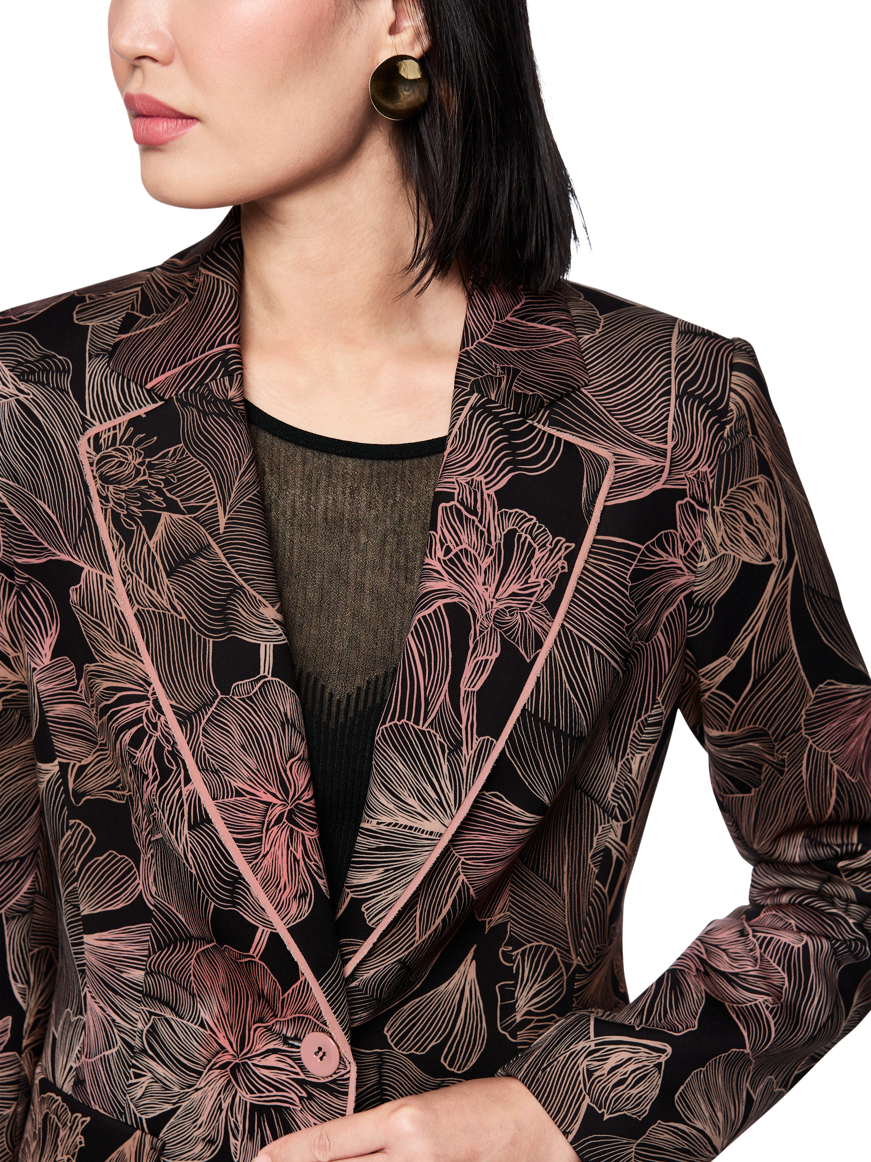 בלייזר בגזרה צמודה עשוי בד ג'רזי סקובה עם הדפס פרחוניהרכב: 87% פוליאסטר, 13% אלסטןהדוגמנית בגובה 1.79 ולובשת מידה 3 של מארק קיין