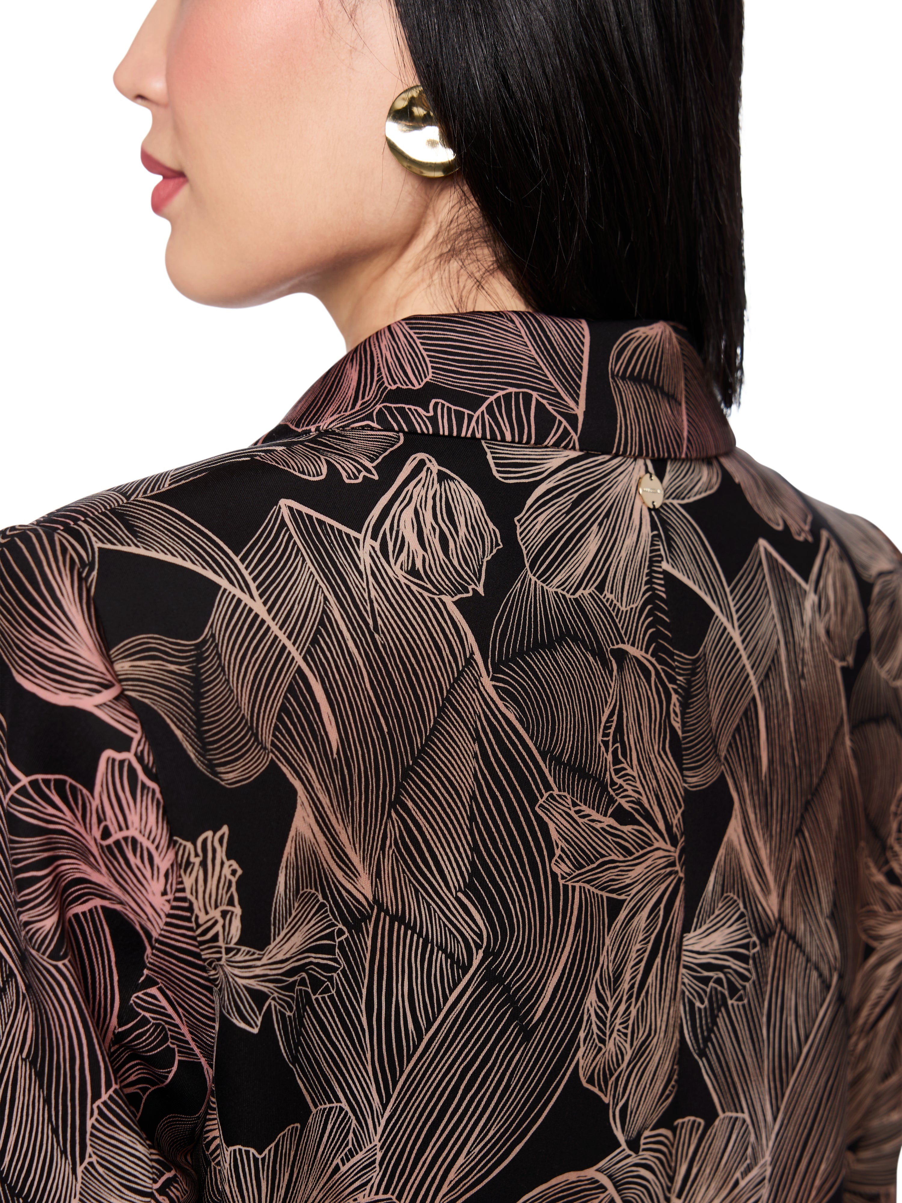 בלייזר בגזרה צמודה עשוי בד ג'רזי סקובה עם הדפס פרחוניהרכב: 87% פוליאסטר, 13% אלסטןהדוגמנית בגובה 1.79 ולובשת מידה 3 של מארק קיין