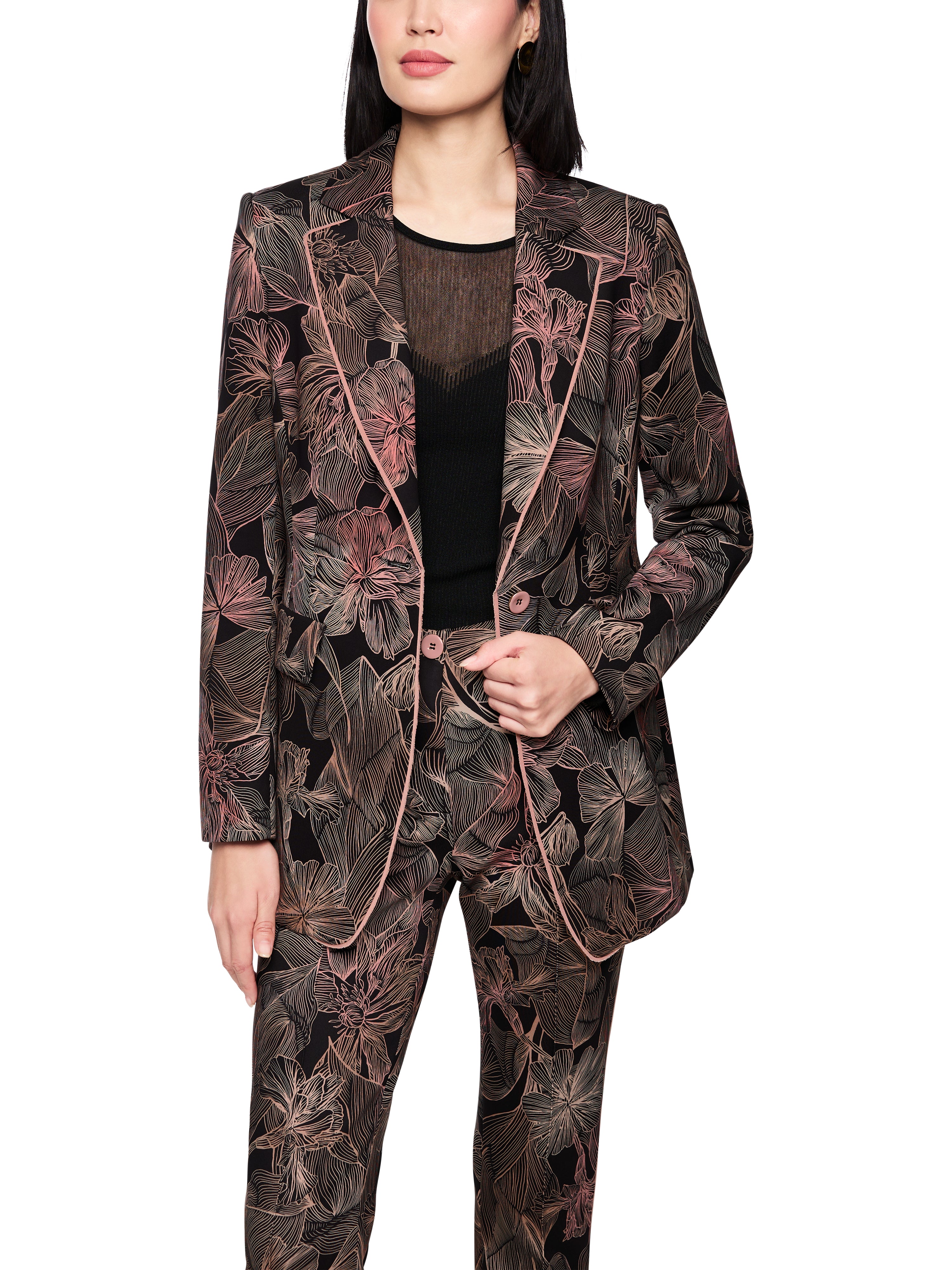 בלייזר בגזרה צמודה עשוי בד ג'רזי סקובה עם הדפס פרחוניהרכב: 87% פוליאסטר, 13% אלסטןהדוגמנית בגובה 1.79 ולובשת מידה 3 של מארק קיין