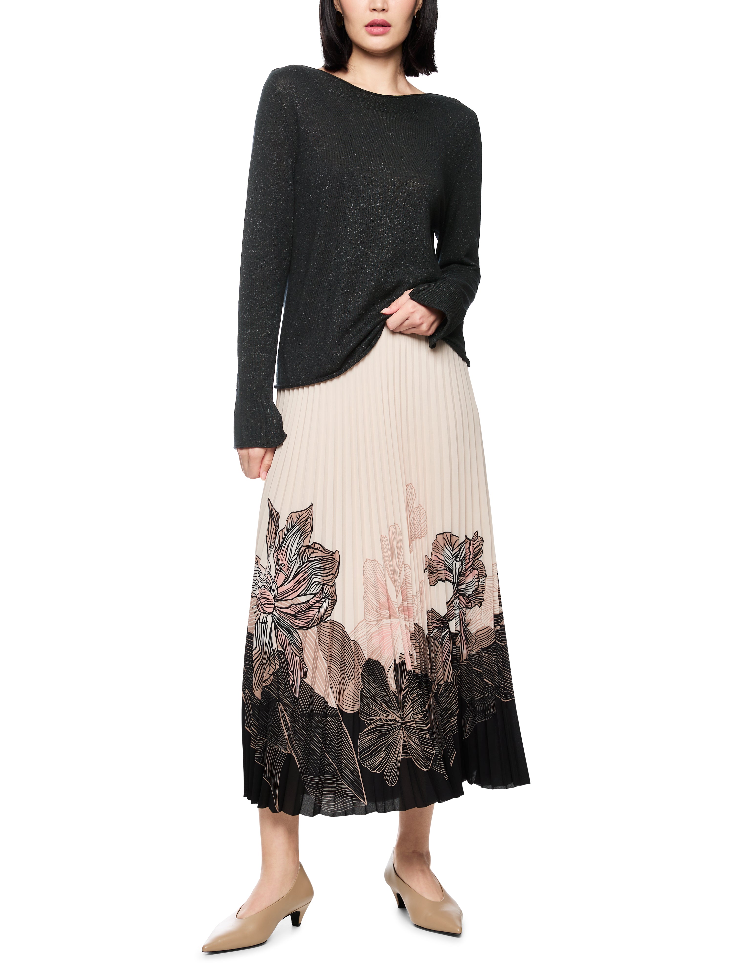 סריג אלגנטי עשוי מתערובת צמר רכה עם חוטי לורקס ומיני פאייטיםהרכב: 85% צמר, 11% פוליאמיד, 4% סיבים מתכתייםהדוגמנית בגובה 1.79 ולובשת מידה 3 של מארק קיין