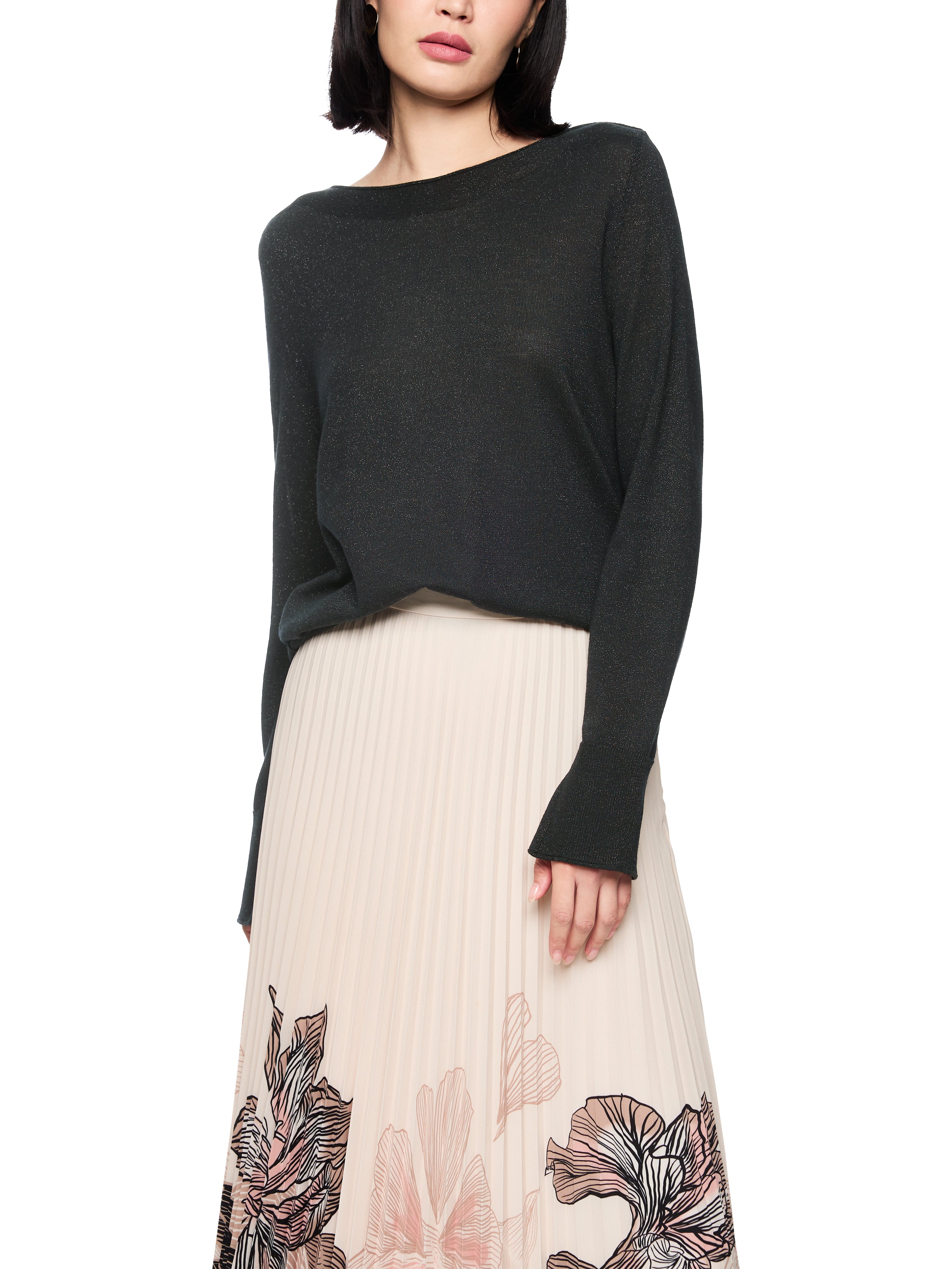 סריג אלגנטי עשוי מתערובת צמר רכה עם חוטי לורקס ומיני פאייטיםהרכב: 85% צמר, 11% פוליאמיד, 4% סיבים מתכתייםהדוגמנית בגובה 1.79 ולובשת מידה 3 של מארק קיין