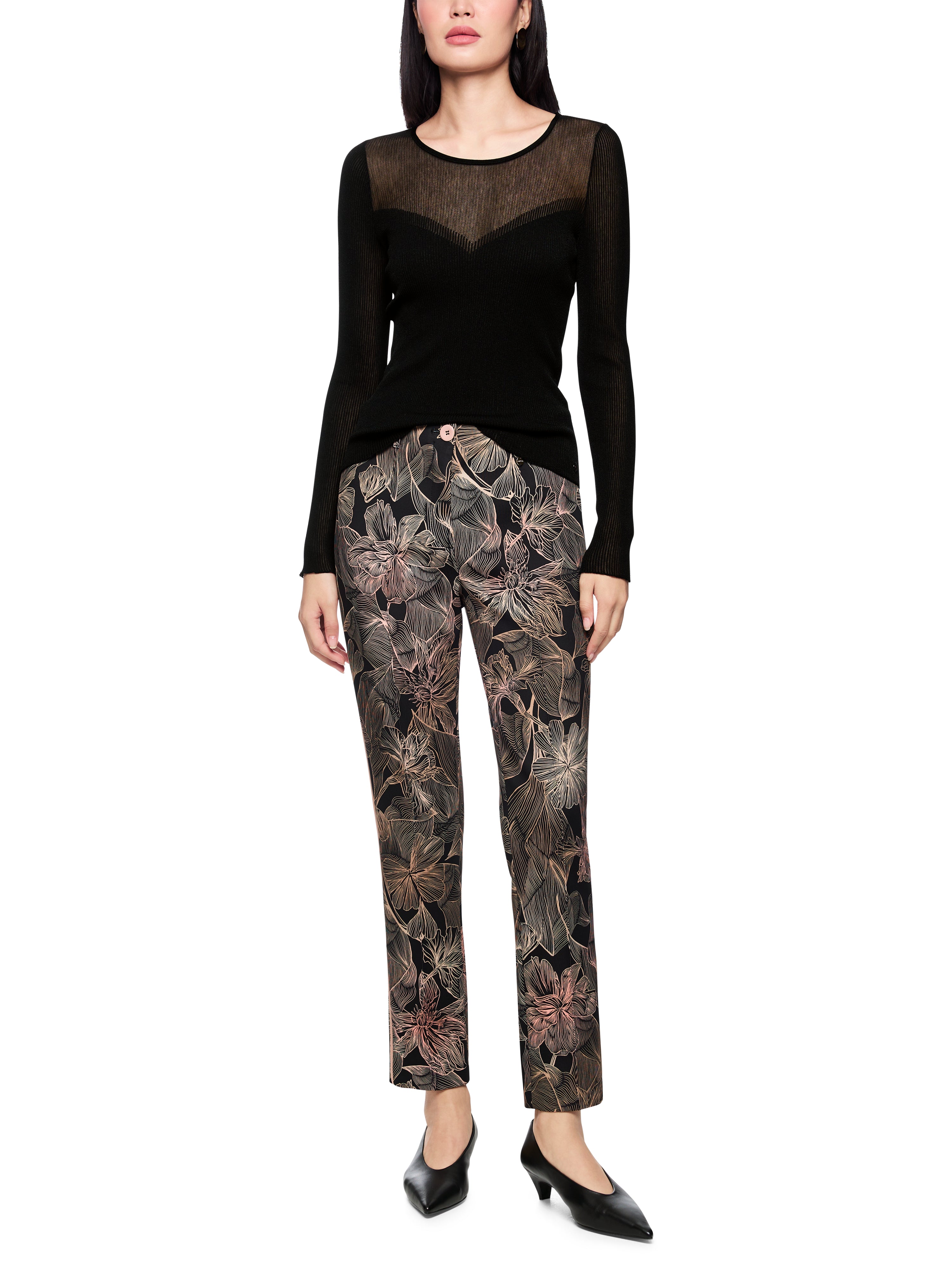 סריג בגזרה צמודה עם דקולטה בצורת V, שקוף למחצההרכב: 59% ויסקוזה (ממוחזר), 27% כותנה, 8% פוליאסטר, 6% פוליאמידהדוגמנית בגובה 1.79 ולובשת מידה 3 של מארק קיין