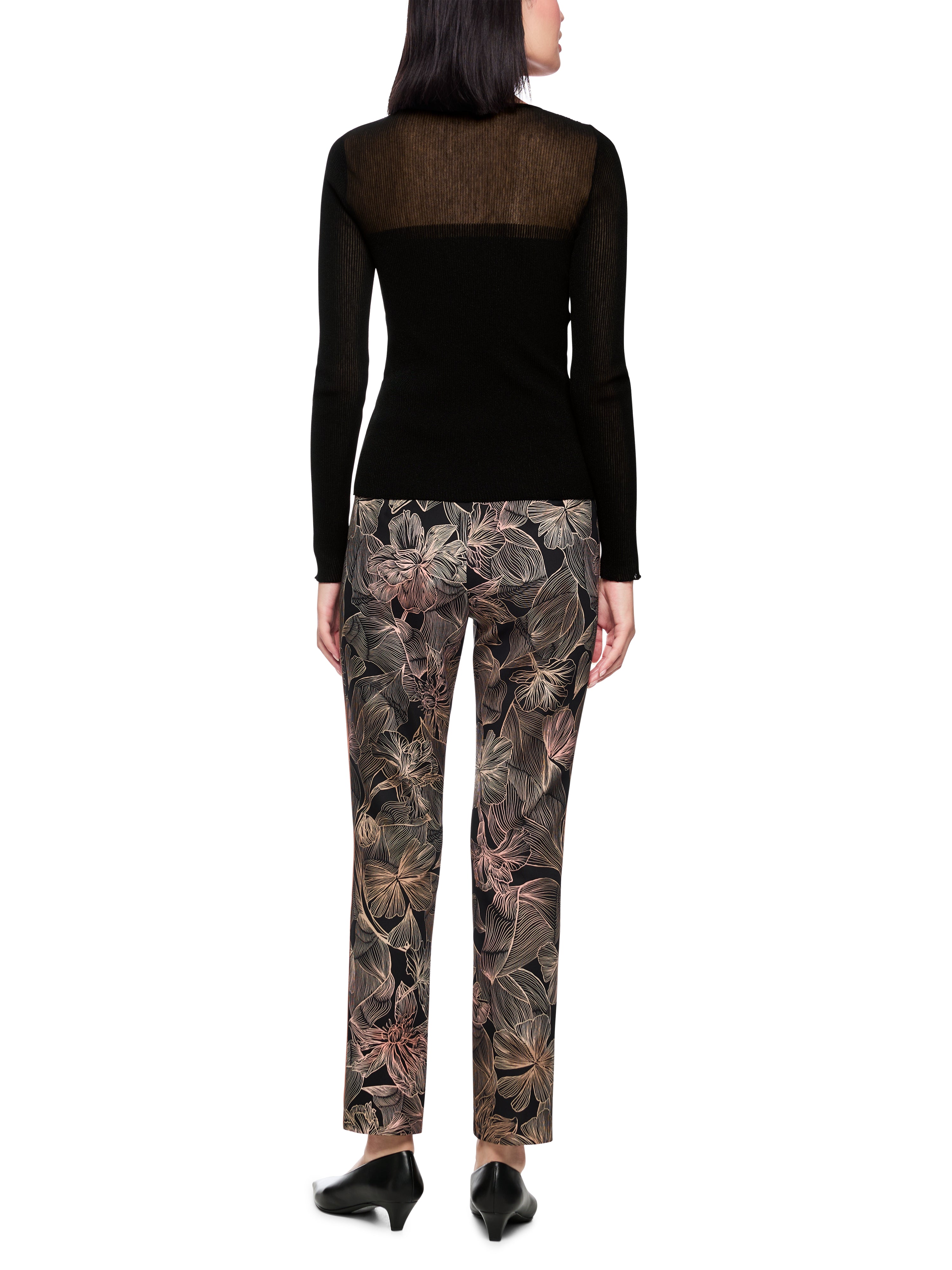 סריג בגזרה צמודה עם דקולטה בצורת V, שקוף למחצההרכב: 59% ויסקוזה (ממוחזר), 27% כותנה, 8% פוליאסטר, 6% פוליאמידהדוגמנית בגובה 1.79 ולובשת מידה 3 של מארק קיין