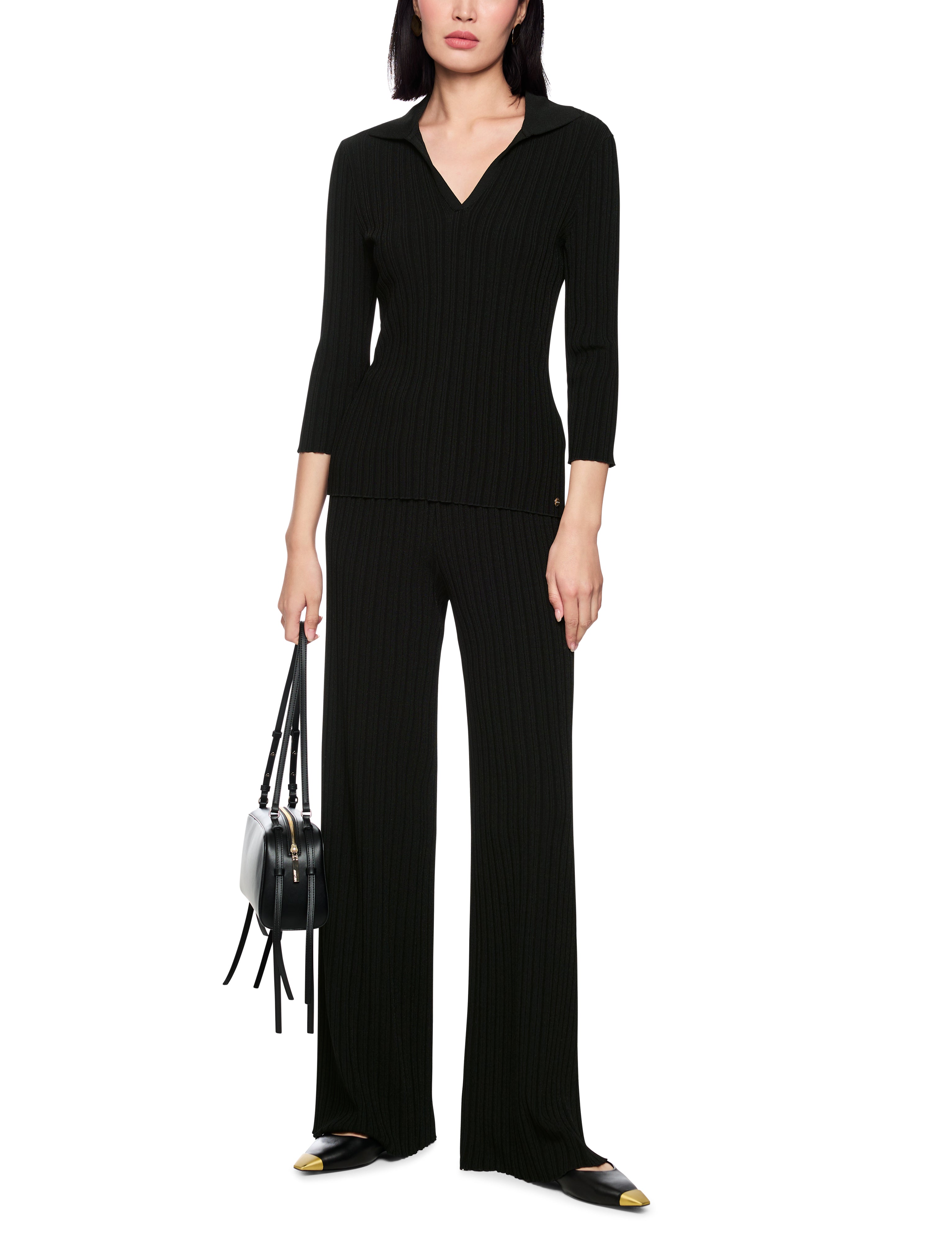 סריג דק בגזרה צמודה עם שרוולים באורך 3/4 וצווארון פולוהרכב: 88% ויסקוזה, 12% פוליאסטרהדוגמנית בגובה 1.79 ולובשת מידה 3 של מארק קיין